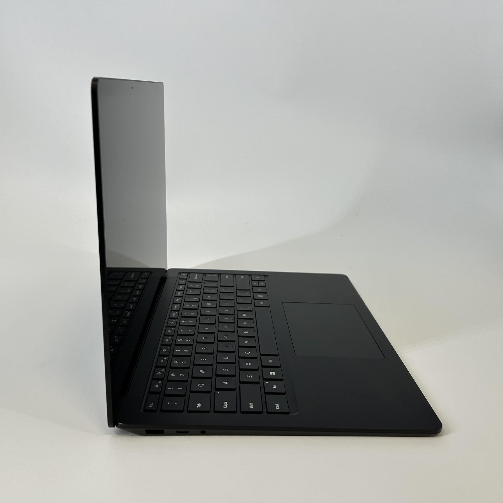 Microsoft Surface Laptop 5 13.5 Black 2.7 GHz Intel Core i7 12th Gen. 16GB RAM 512GB Solid State Drive