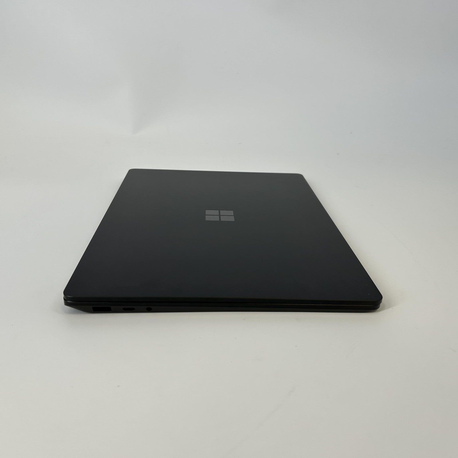 Microsoft Surface Laptop 5 13.5 Black 2.7 GHz Intel Core i7 12th Gen. 16GB RAM 512GB Solid State Drive