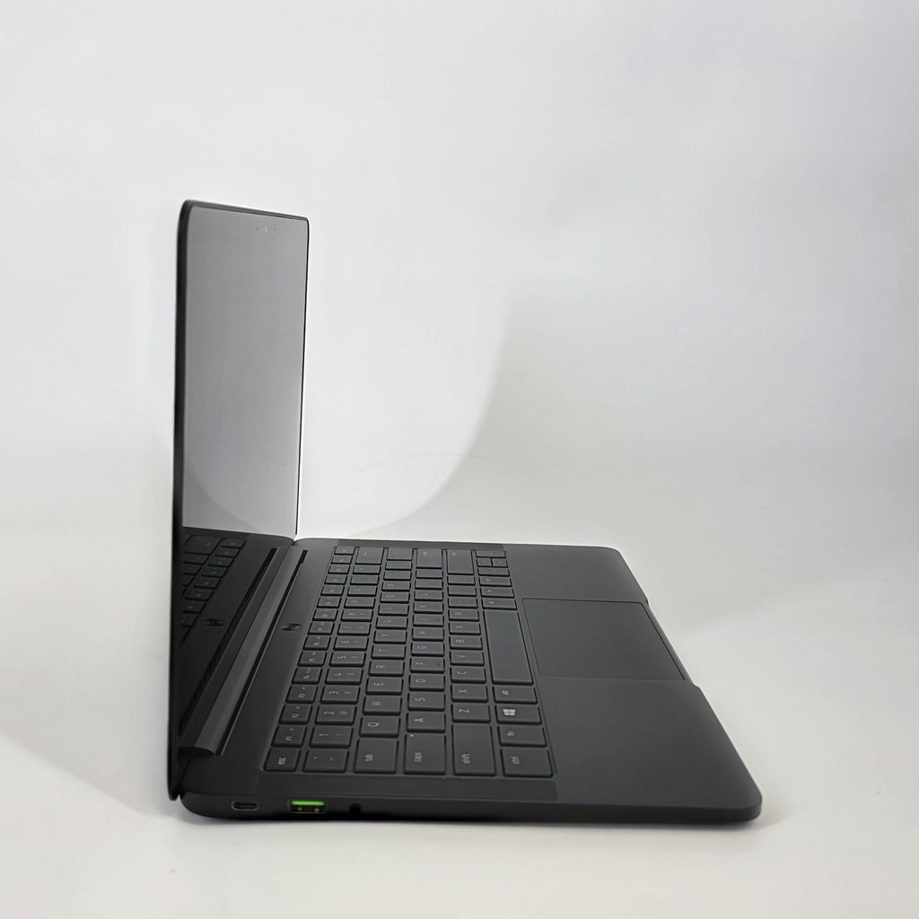 Razer Blade Stealth 13 2017 Black 1.8 GHz Intel Core i7 8th Gen. 16GB RAM 256GB Solid State Drive