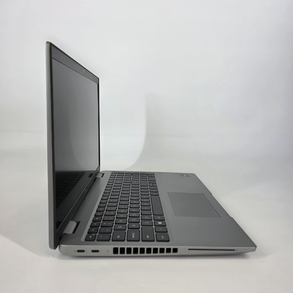 Dell Latitude 5540 15.6 Silver 1.9 GHz Intel Core i7 13th Gen. 32GB RAM 1TB Solid State Drive