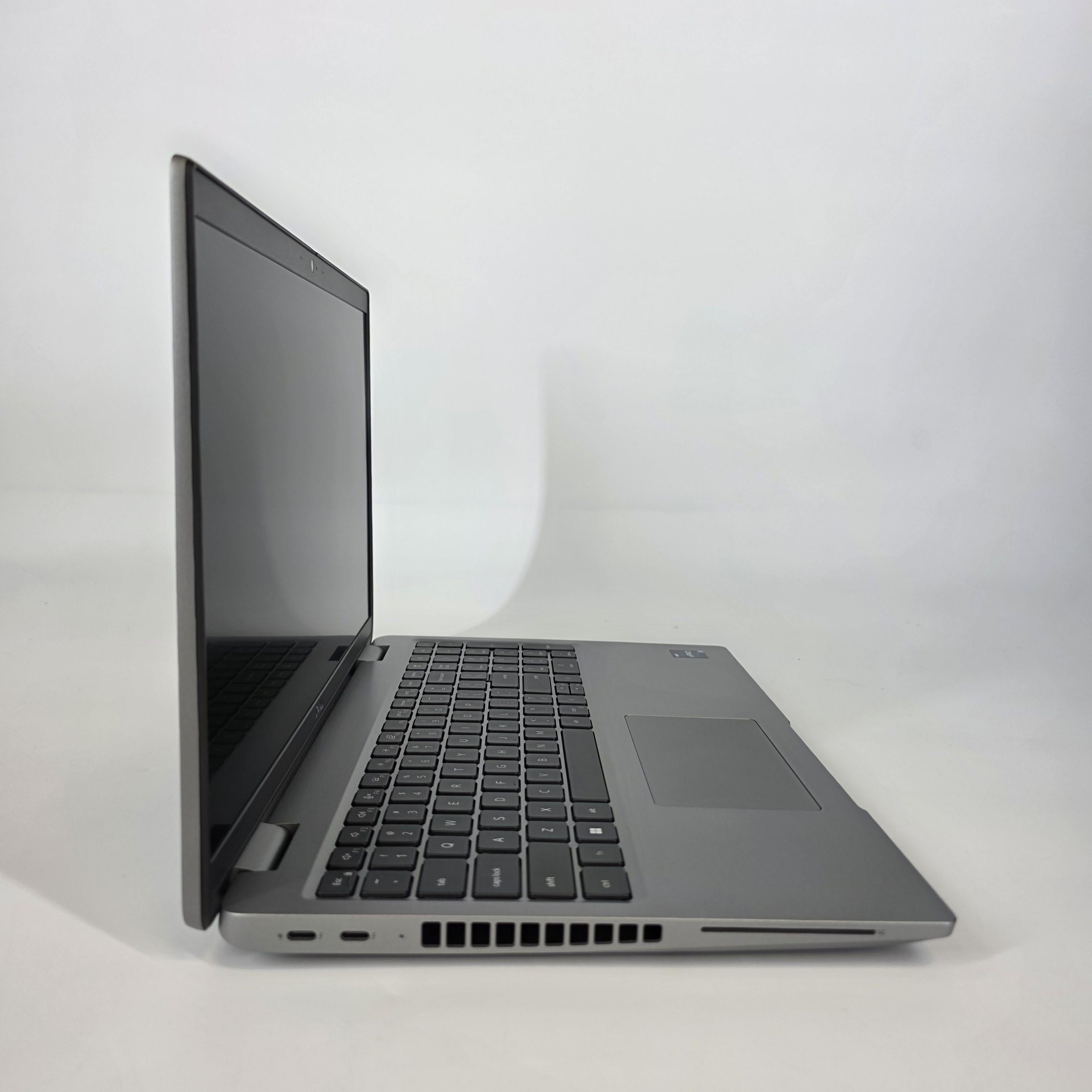 Dell Latitude 5540 15.6 Silver 1.9 GHz Intel Core i7 13th Gen. 32GB RAM 1TB Solid State Drive