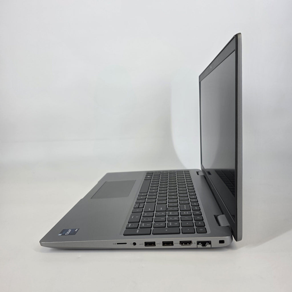 Dell Latitude 5540 15.6 Silver 1.9 GHz Intel Core i7 13th Gen. 32GB RAM 1TB Solid State Drive