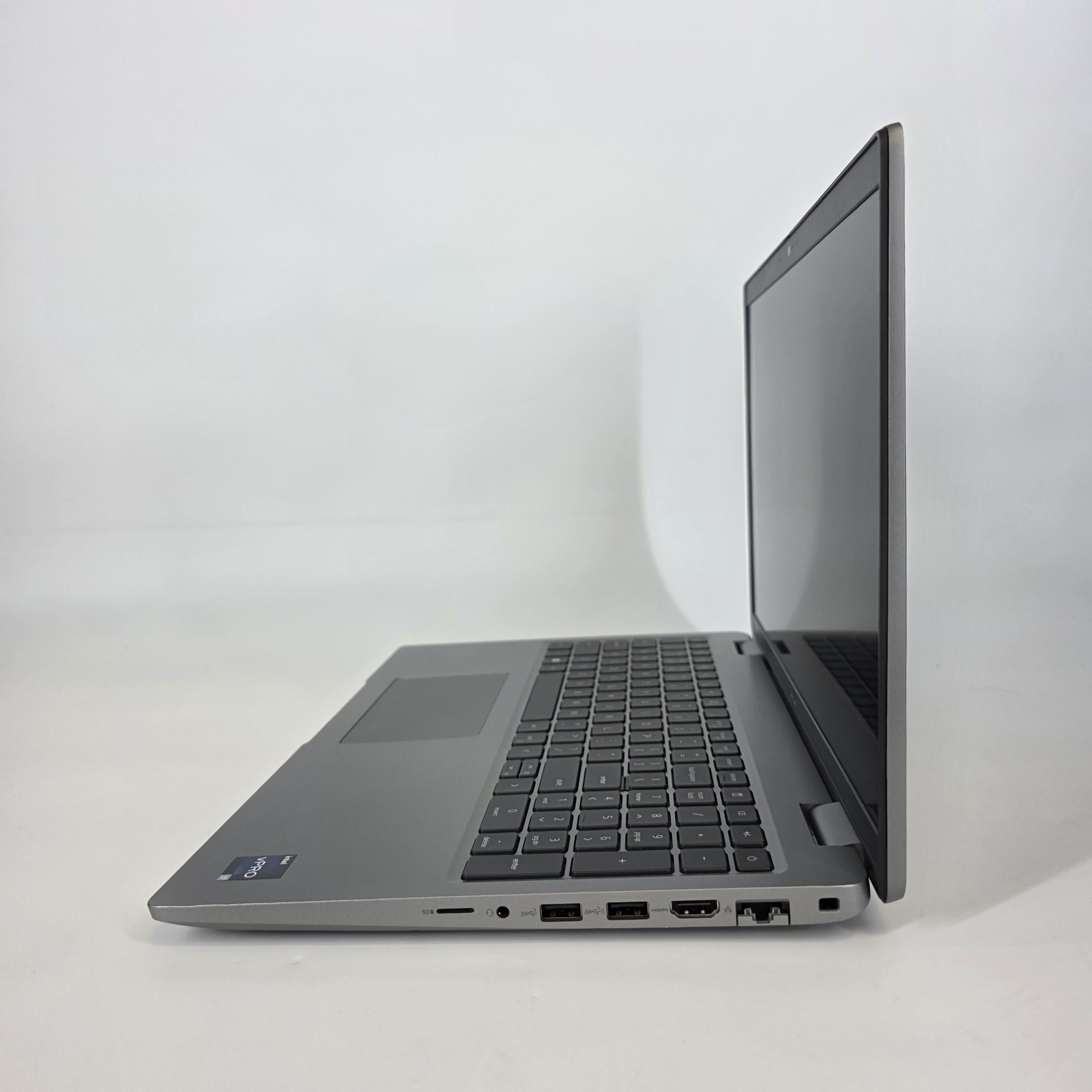 Dell Latitude 5540 15.6 Silver 1.9 GHz Intel Core i7 13th Gen. 32GB RAM 1TB Solid State Drive