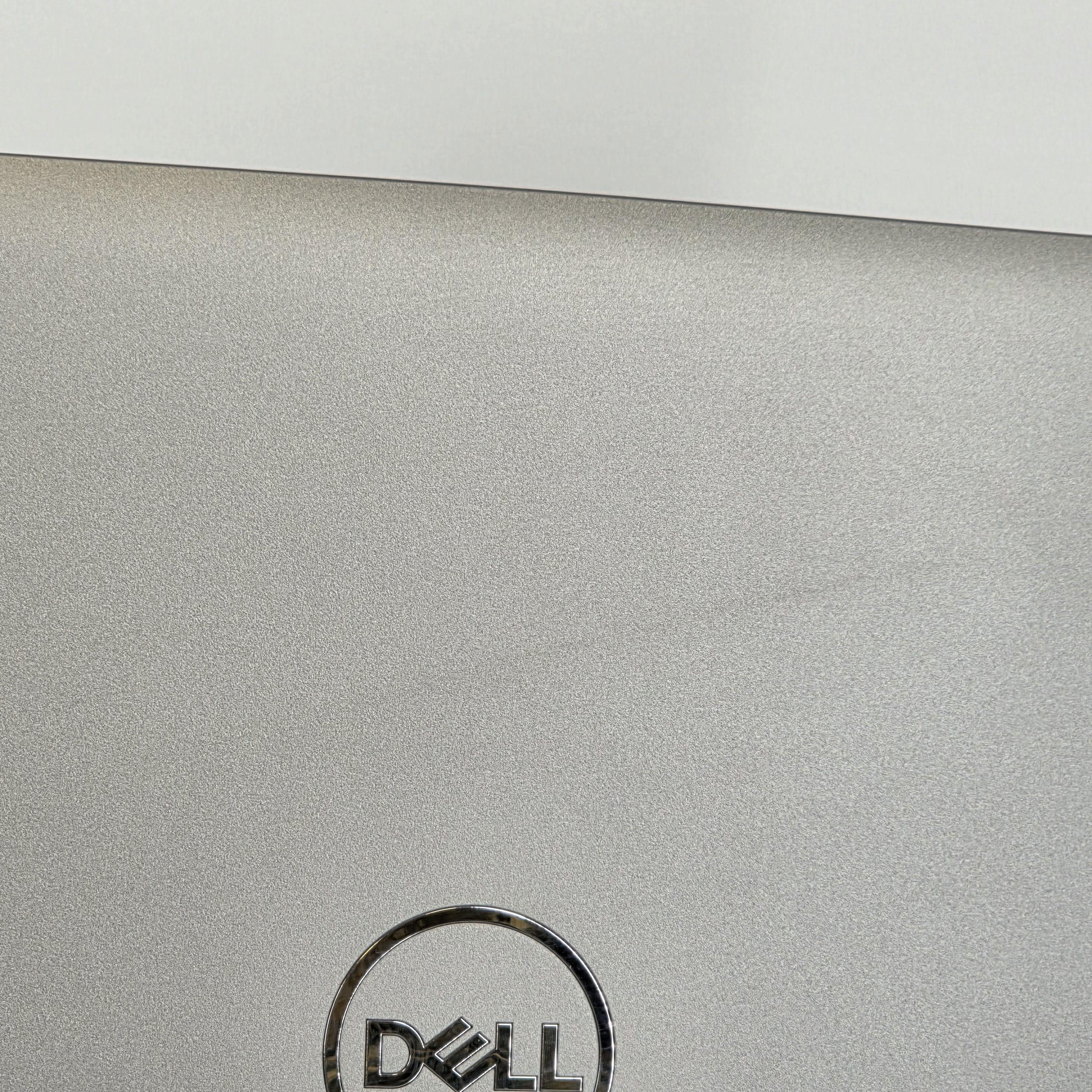 Dell Latitude 5540 15.6 Silver 1.9 GHz Intel Core i7 13th Gen. 32GB RAM 1TB Solid State Drive