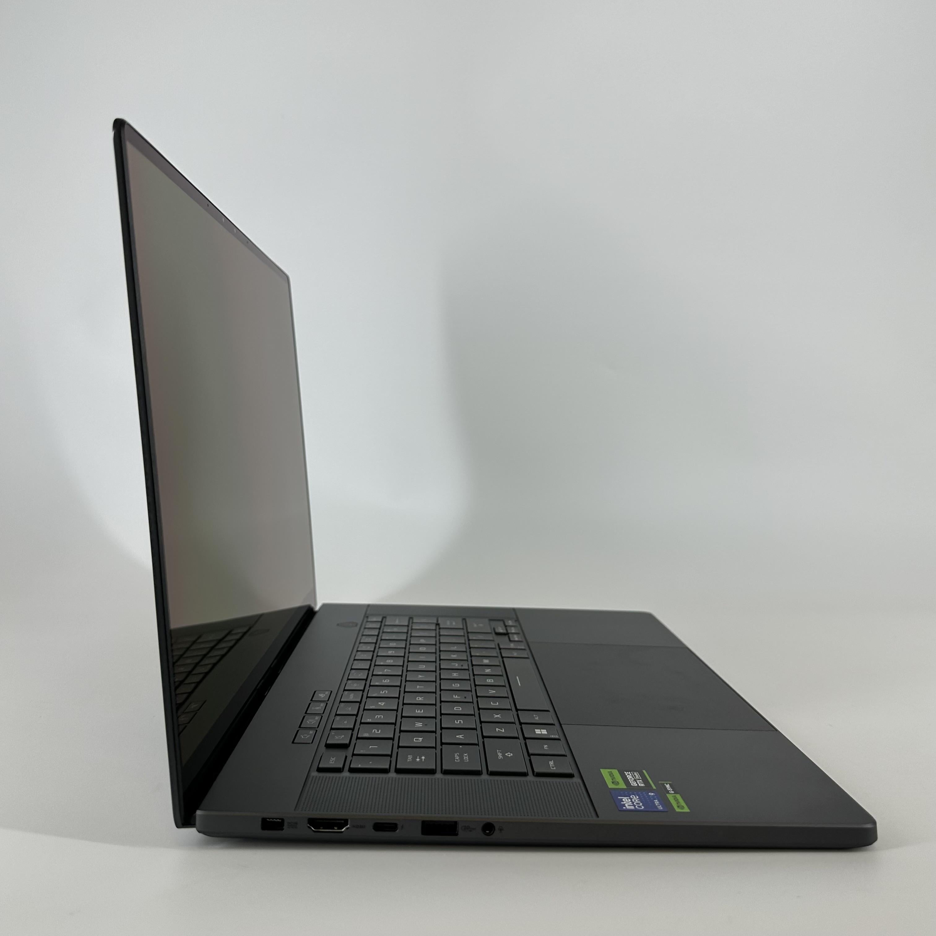 Asus ROG Zephyrus G16 GU605 16 Black 2.5 GHz Intel Core Ultra 9 16GB RAM 1TB Solid State Drive NVIDIA GeForce RTX 4070 8 GB