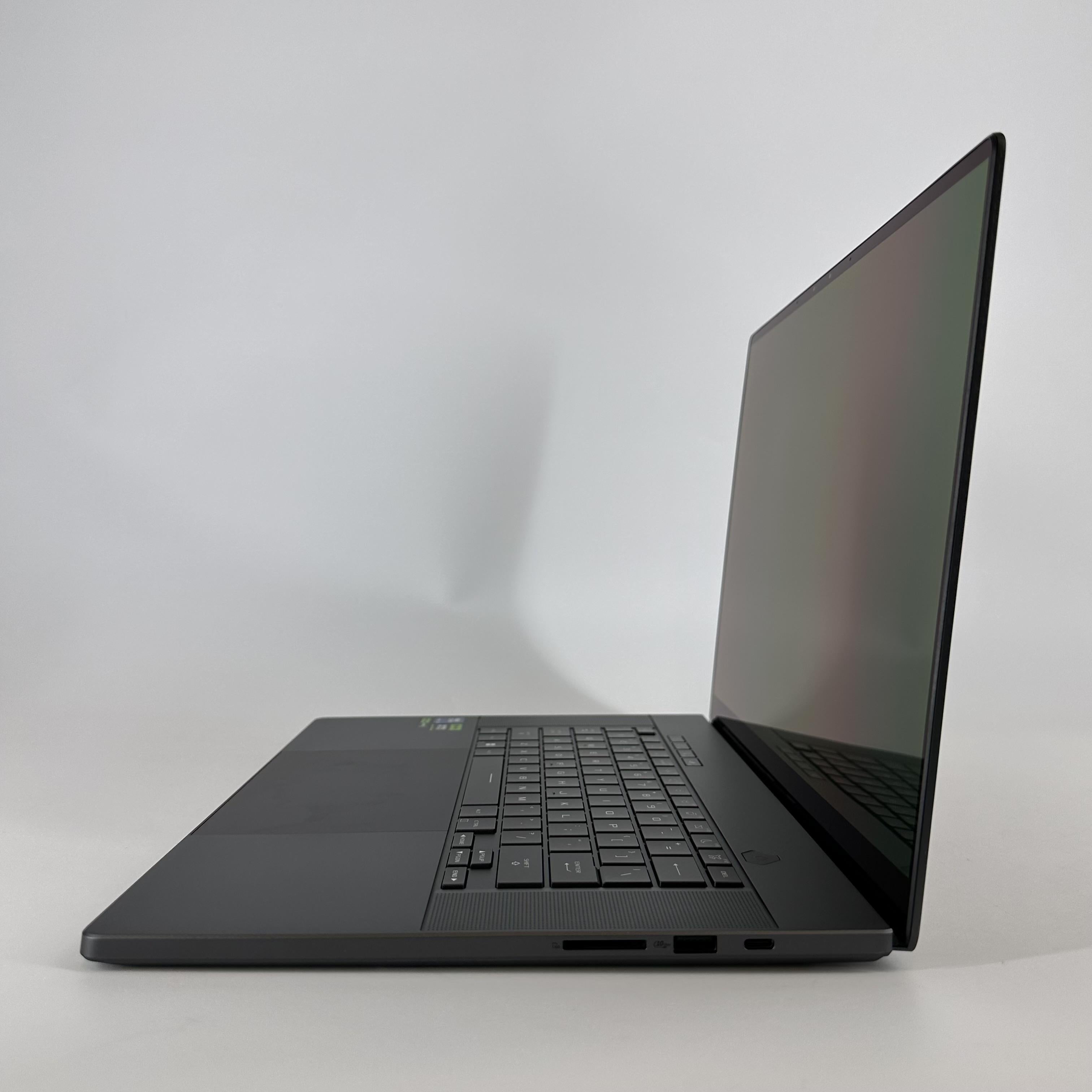 Asus ROG Zephyrus G16 GU605 16 Black 2.5 GHz Intel Core Ultra 9 16GB RAM 1TB Solid State Drive NVIDIA GeForce RTX 4070 8 GB