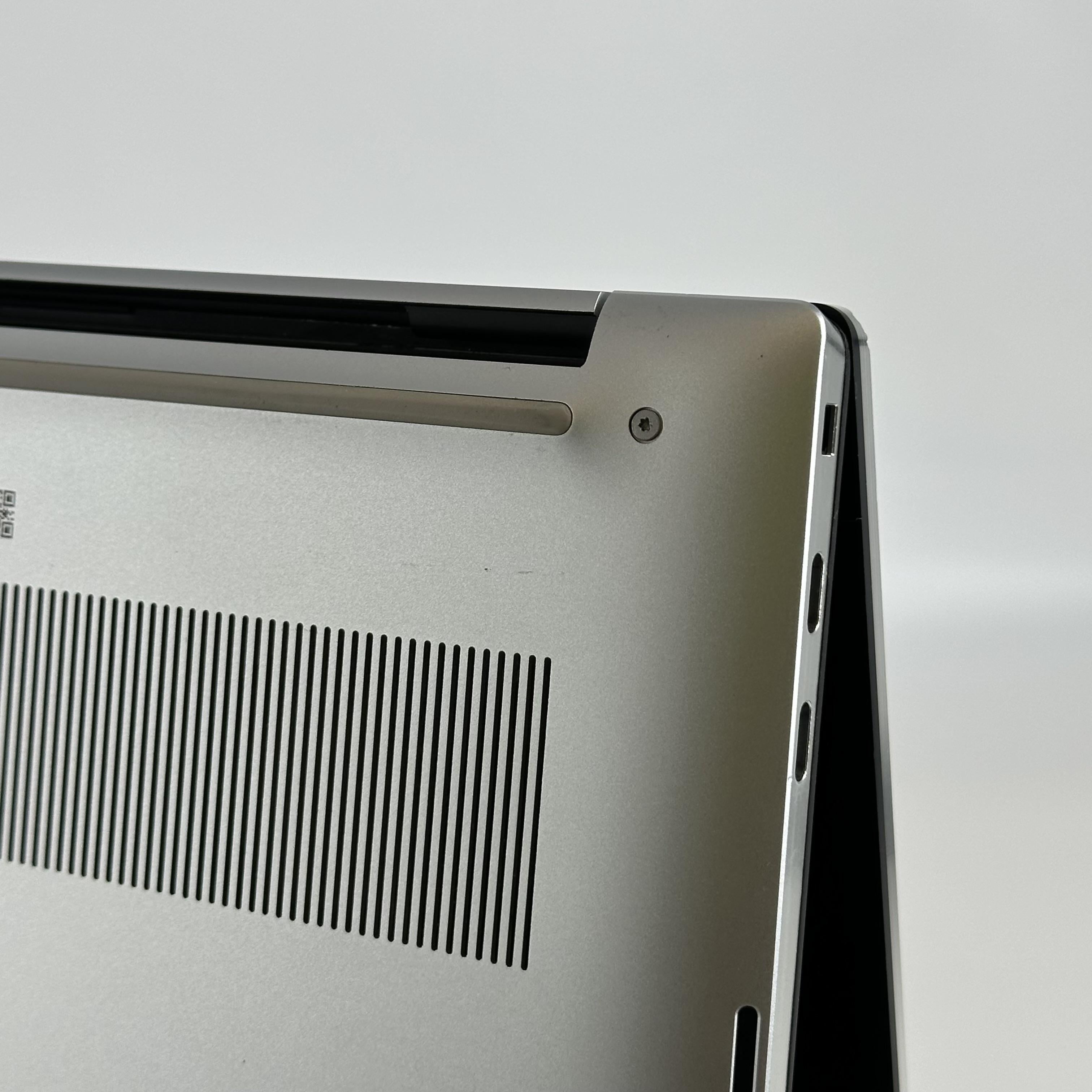 Dell XPS 15 9510 Silver 2.3 GHz Intel Core i7 11th Gen. 32GB RAM 1TB Solid State Drive NVIDIA GeForce RTX 3050 Ti 4 GB