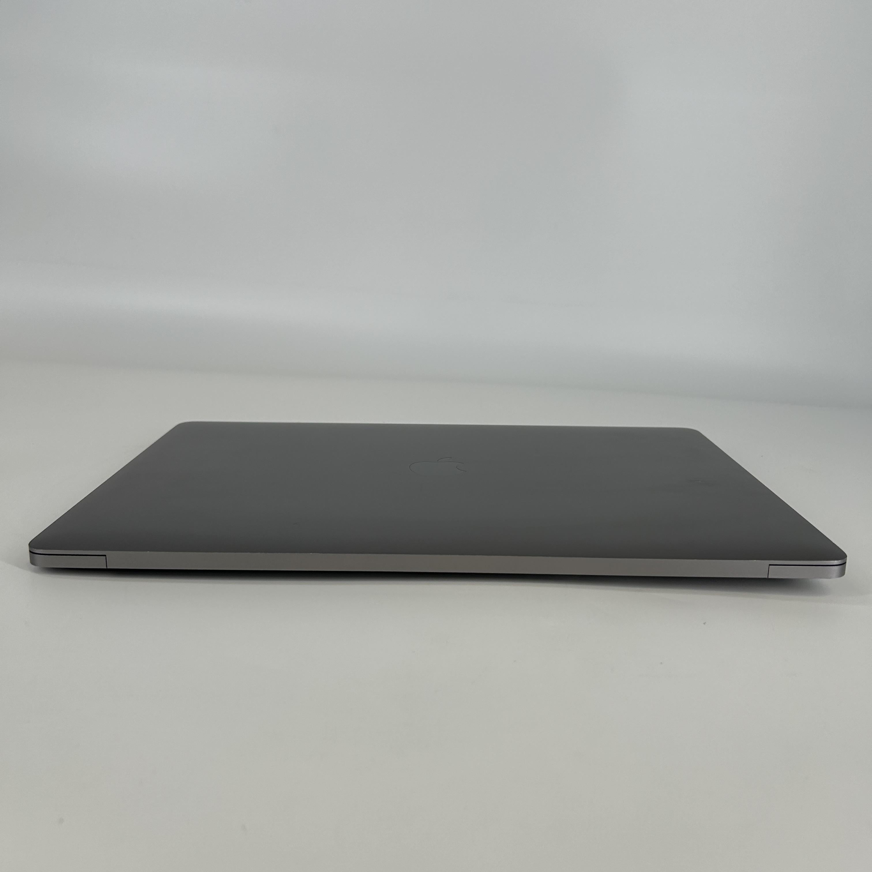 Apple MacBook Pro 15 Touch Bar 2018 Space Gray 2.9 GHz Intel Core i9 8th Gen. 32GB RAM 1TB Solid State Drive AMD Radeon Pro 560X 4 GB