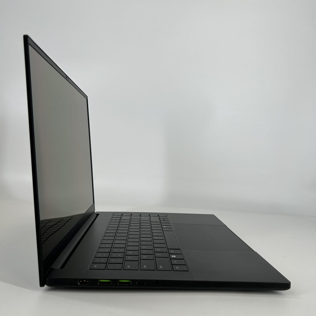 Razer Blade 16 2025 Black 2.0 GHz AMD Ryzen AI 9 HX 370 32GB RAM 4TB Solid State Drive 2TB Solid State Drive NVIDIA GeForce RTX 5090 24 GB