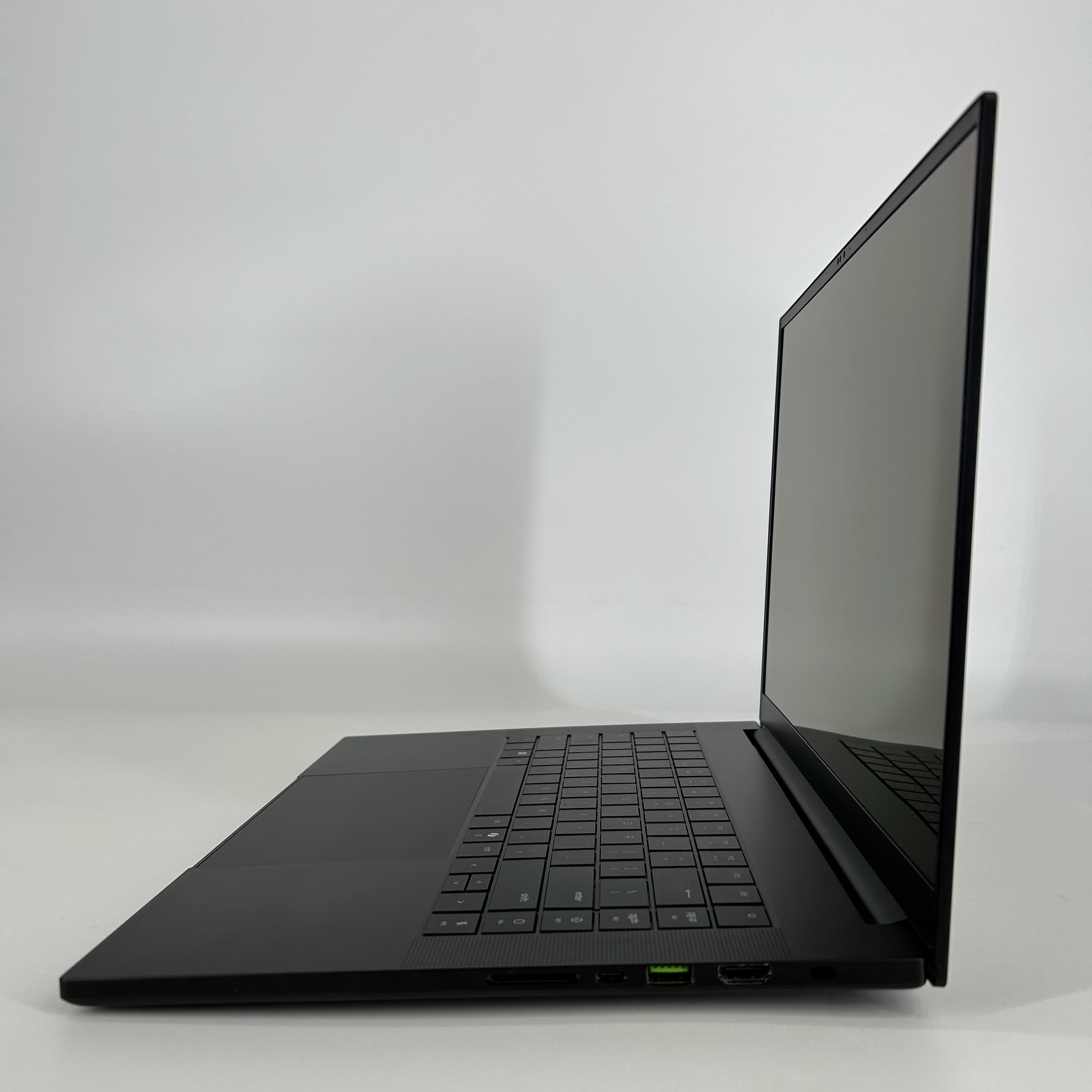 Razer Blade 16 2025 Black 2.0 GHz AMD Ryzen AI 9 HX 370 32GB RAM 4TB Solid State Drive 2TB Solid State Drive NVIDIA GeForce RTX 5090 24 GB