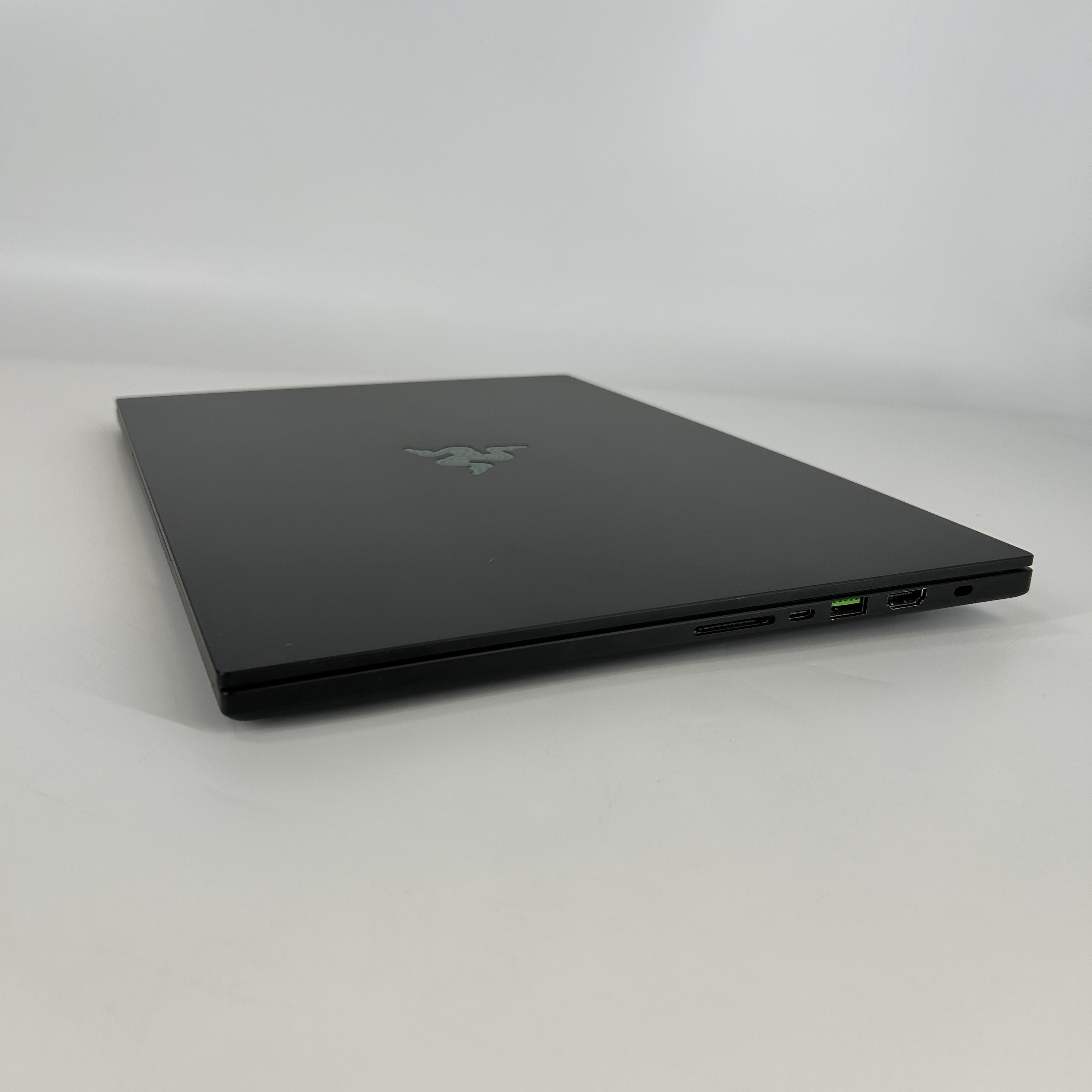 Razer Blade 16 2025 Black 2.0 GHz AMD Ryzen AI 9 HX 370 32GB RAM 4TB Solid State Drive 2TB Solid State Drive NVIDIA GeForce RTX 5090 24 GB