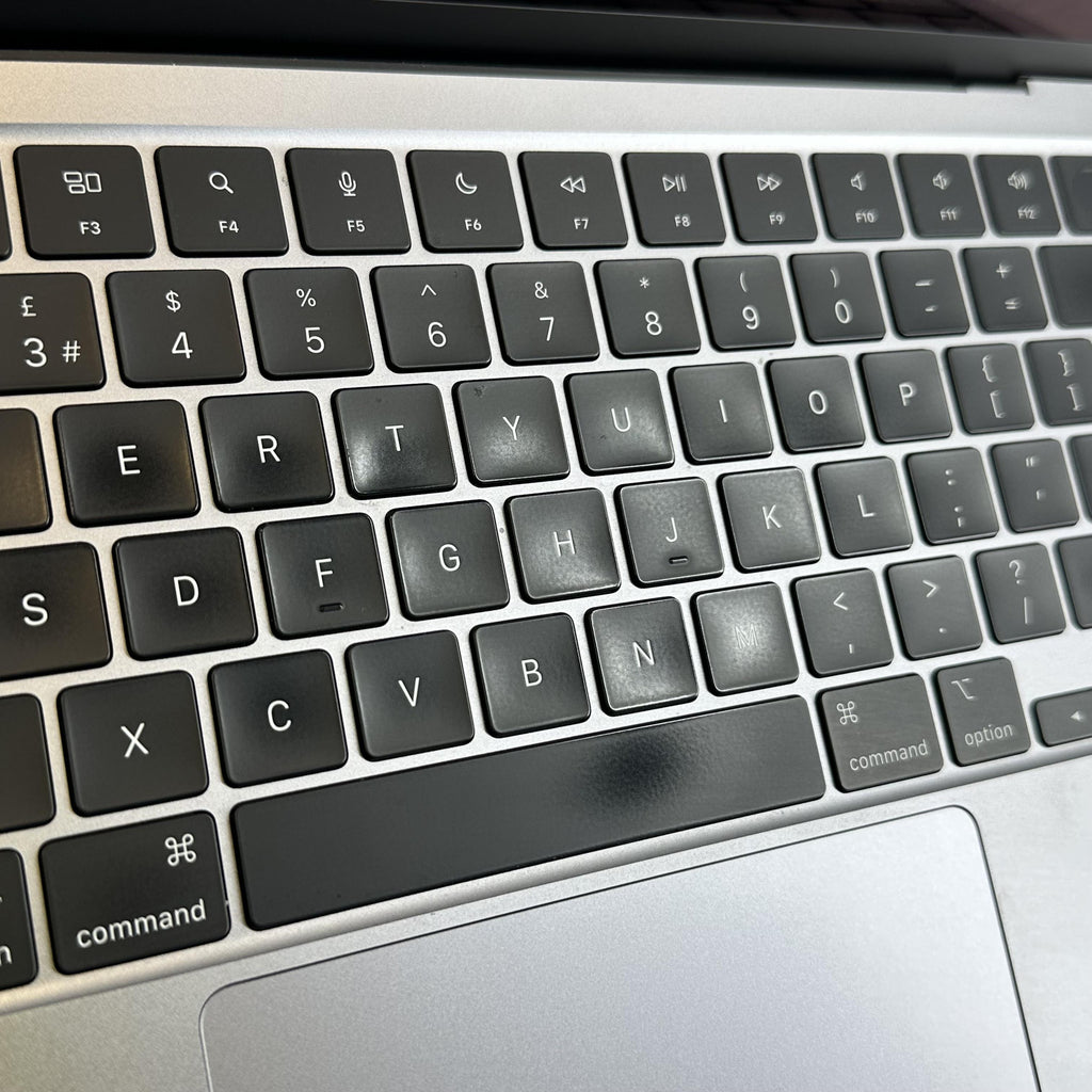 Apple MacBook Air 13 2022 Silver 3.49 GHz M2 8-Core CPU 8GB Unified Memory 256GB Solid State Drive 8-Core GPU