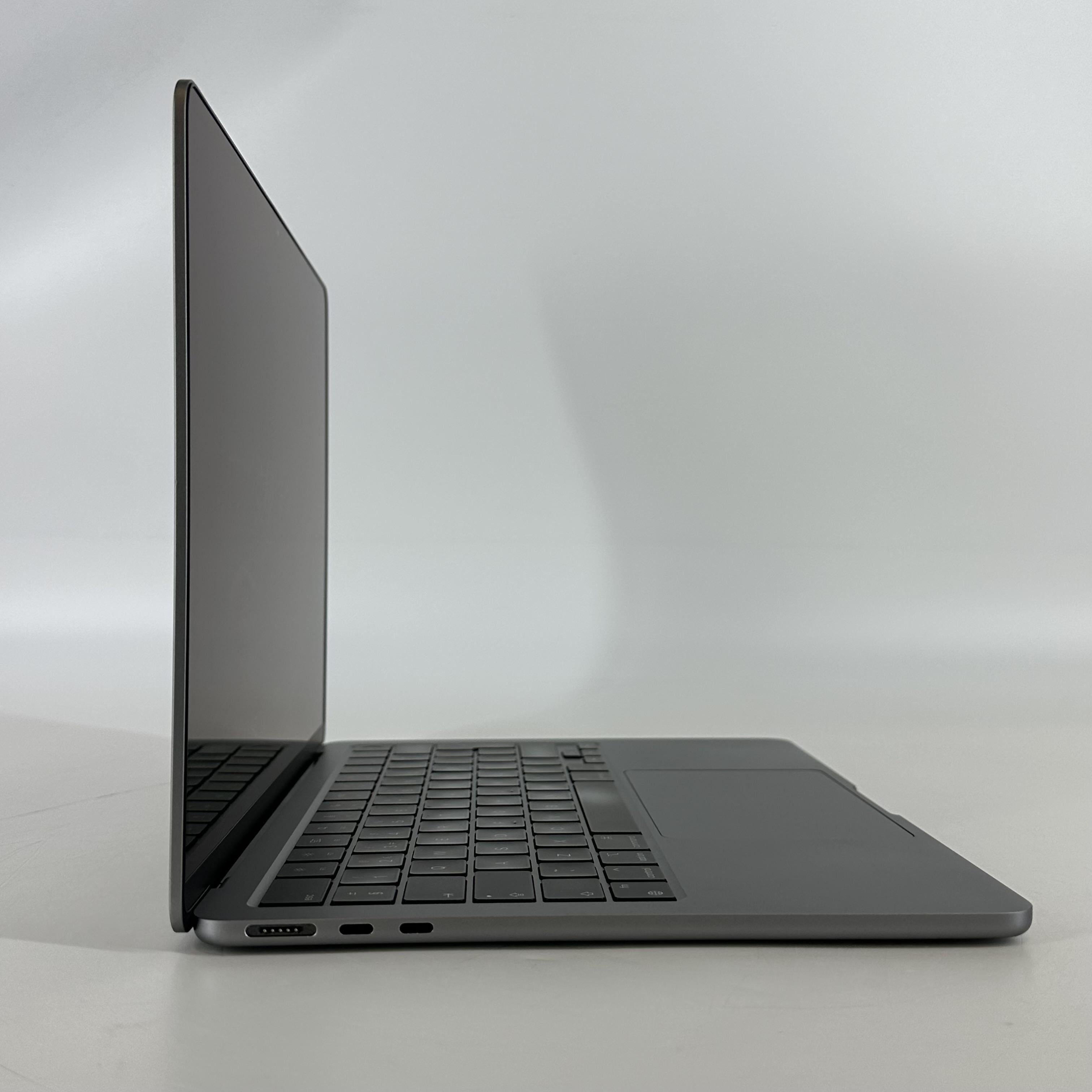 Apple MacBook Air 13 2022 Silver 3.49 GHz M2 8-Core CPU 8GB Unified Memory 256GB Solid State Drive 8-Core GPU