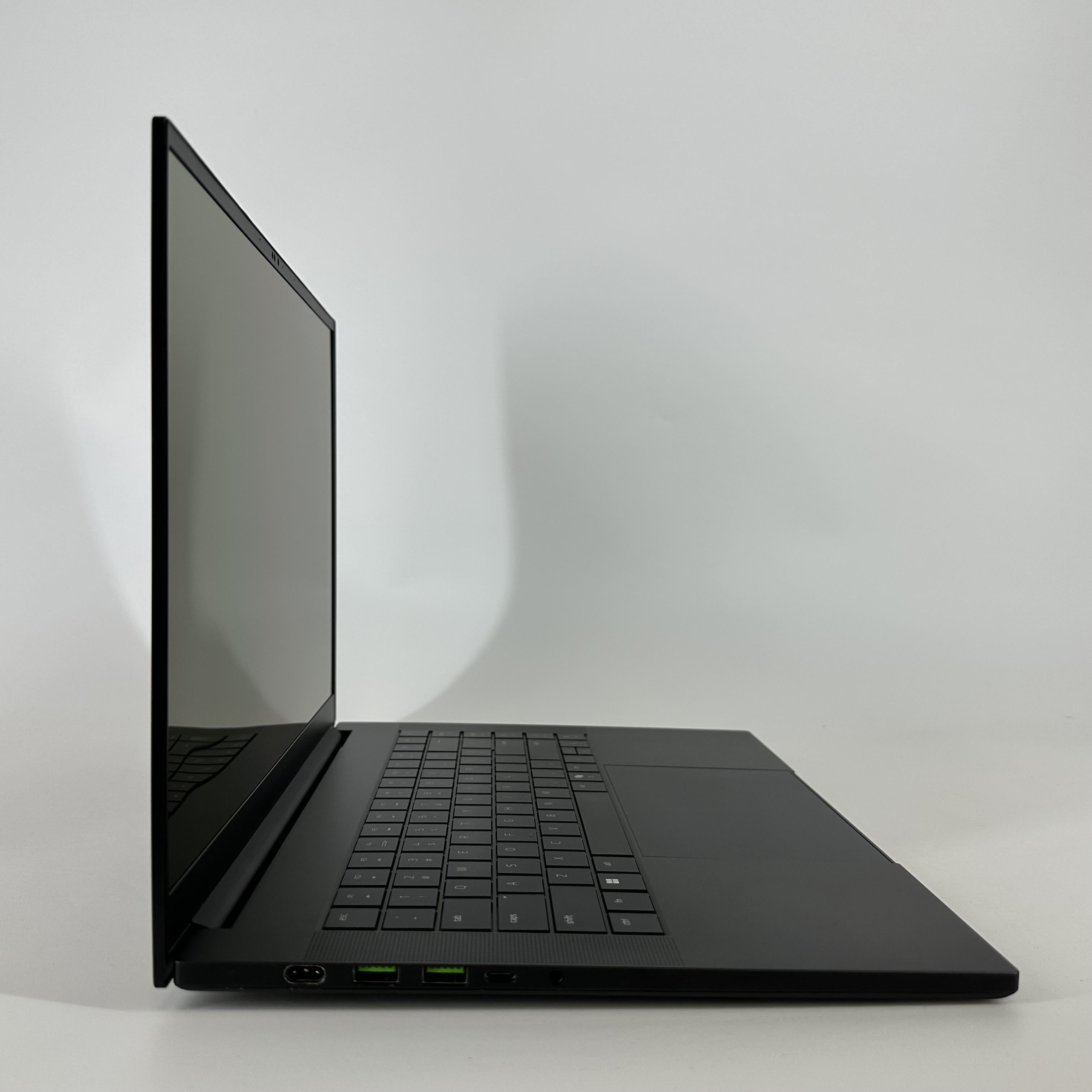 Razer Blade 16 2025 Black 2.0 GHz AMD Ryzen AI 9 365 32GB RAM 1TB Solid State Drive NVIDIA GeForce RTX 5070 Ti 12 GB