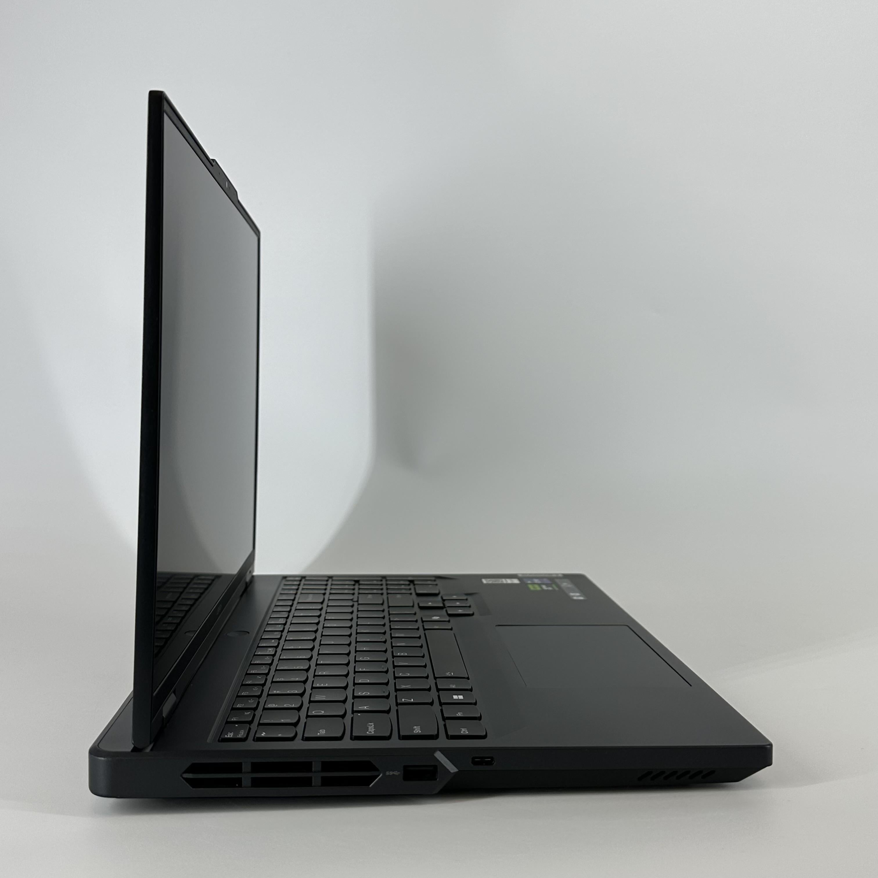 Lenovo Legion Pro 5i Gen 9 16 Gray 2.2 GHz Intel Core i9 14th Gen. 32GB RAM 1TB Solid State Drive 1TB Solid State Drive NVIDIA GeForce RTX 4070 8 GB