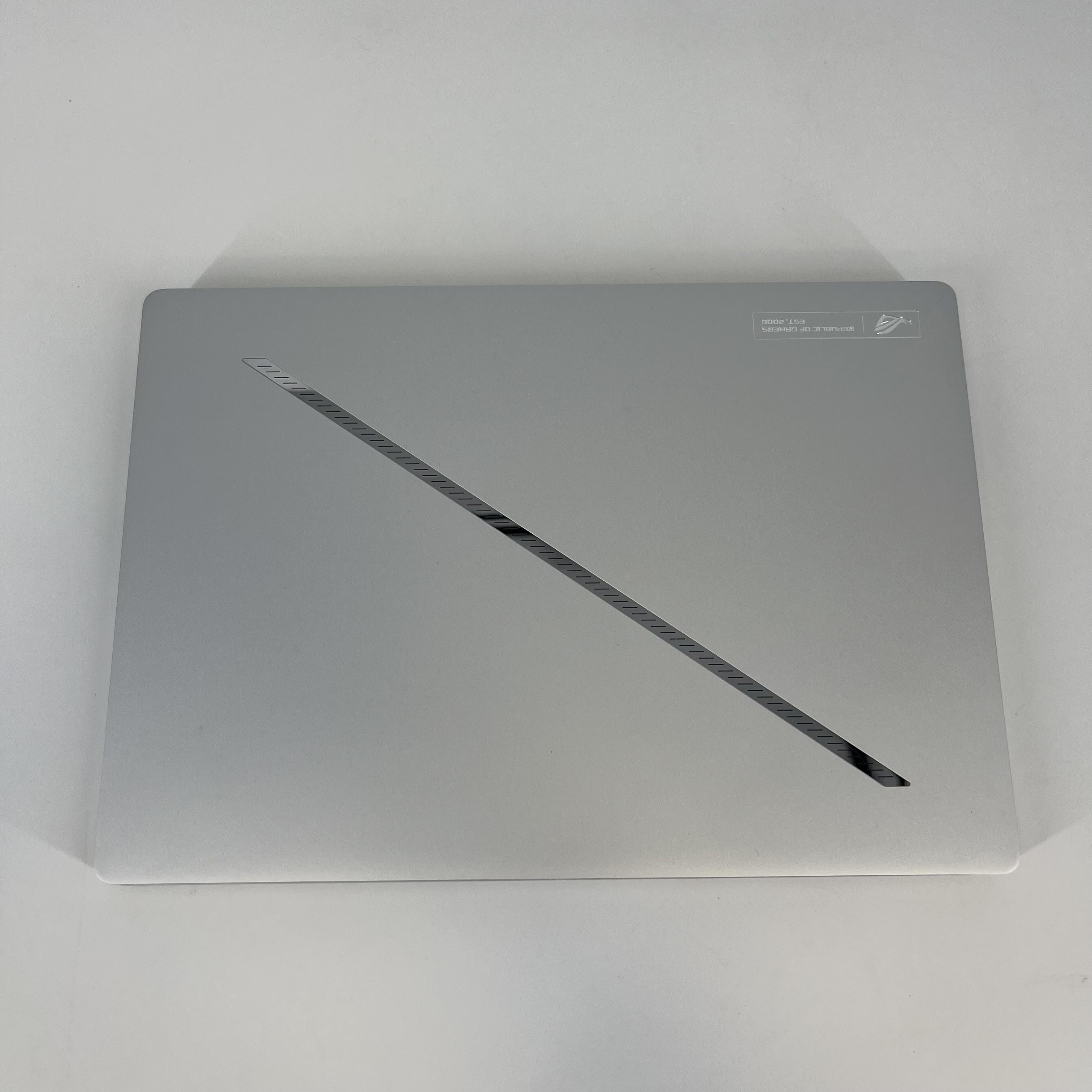 Asus ROG Zephyrus G14 GA403 14 White 4.0 GHz AMD Ryzen 9 8945HS 16GB RAM 1TB Solid State Drive NVIDIA GeForce RTX 4060 8 GB
