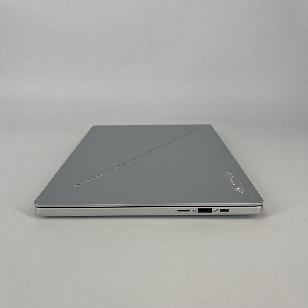 Asus ROG Zephyrus G14 GA403 14 White 4.0 GHz AMD Ryzen 9 8945HS 16GB RAM 1TB Solid State Drive NVIDIA GeForce RTX 4060 8 GB