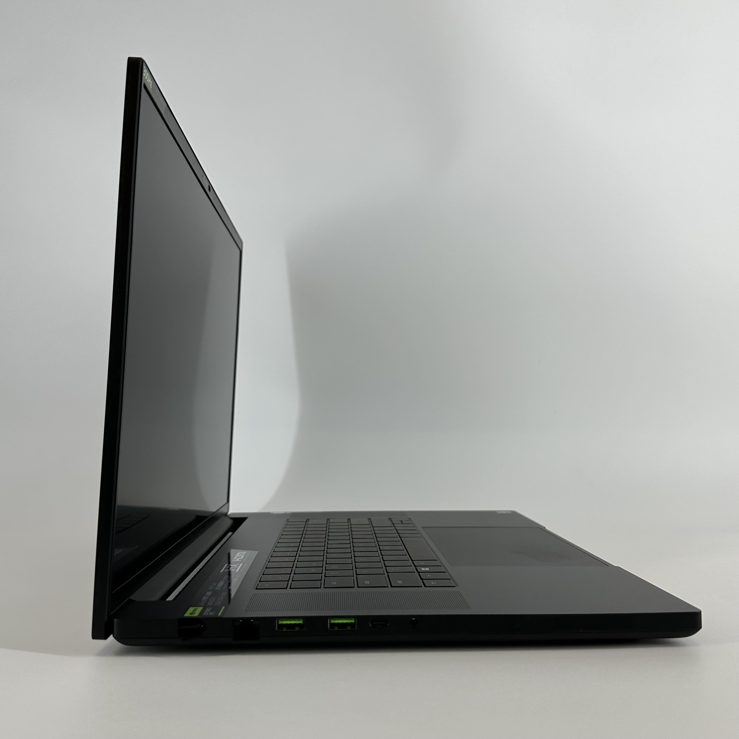 Razer Blade 18 2024 Black 2.2 GHz Intel Core i9 14th Gen. 32GB RAM 2TB Solid State Drive NVIDIA GeForce RTX 4090 16 GB