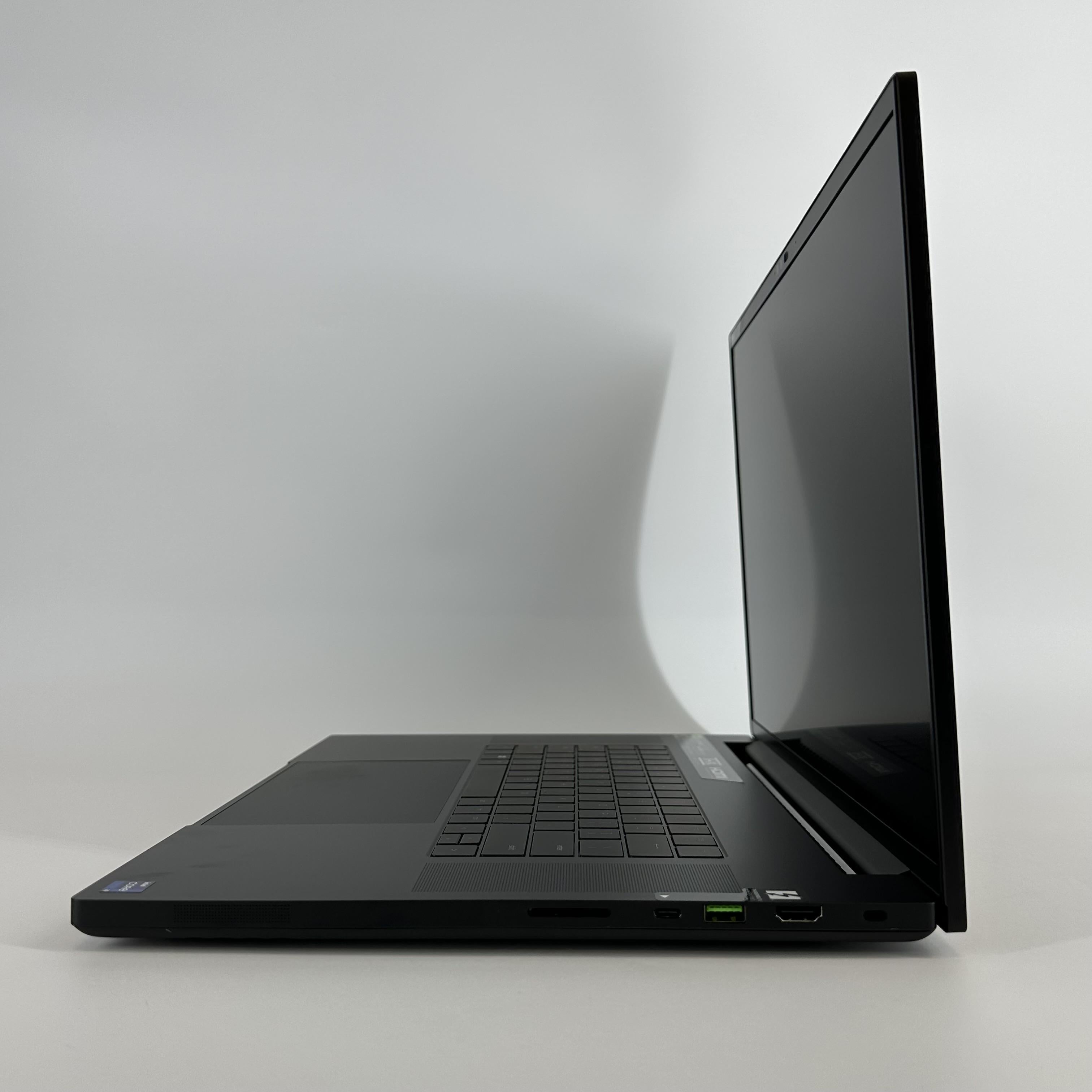 Razer Blade 18 2024 Black 2.2 GHz Intel Core i9 14th Gen. 32GB RAM 2TB Solid State Drive NVIDIA GeForce RTX 4090 16 GB