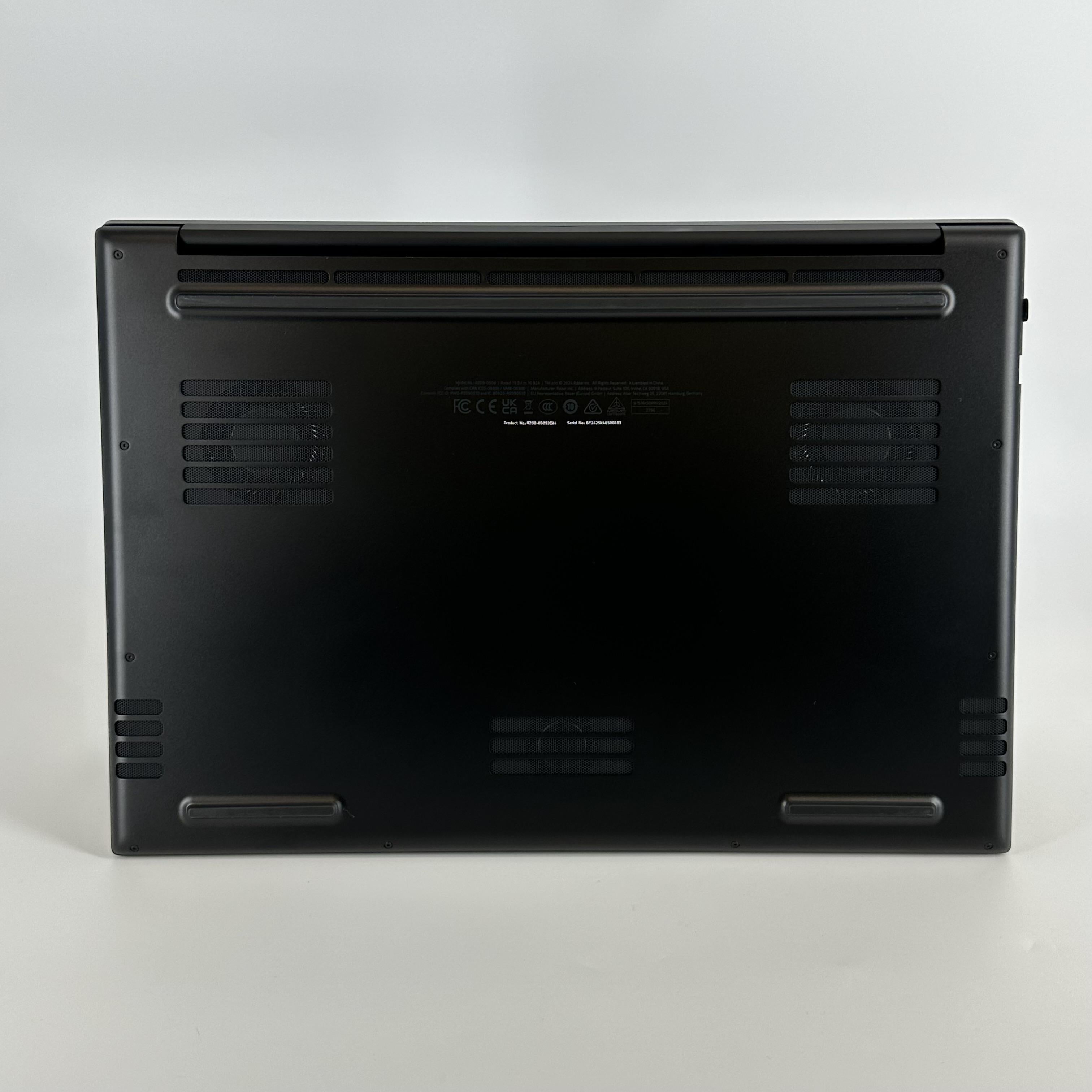 Razer Blade 18 2024 Black 2.2 GHz Intel Core i9 14th Gen. 32GB RAM 2TB Solid State Drive NVIDIA GeForce RTX 4090 16 GB