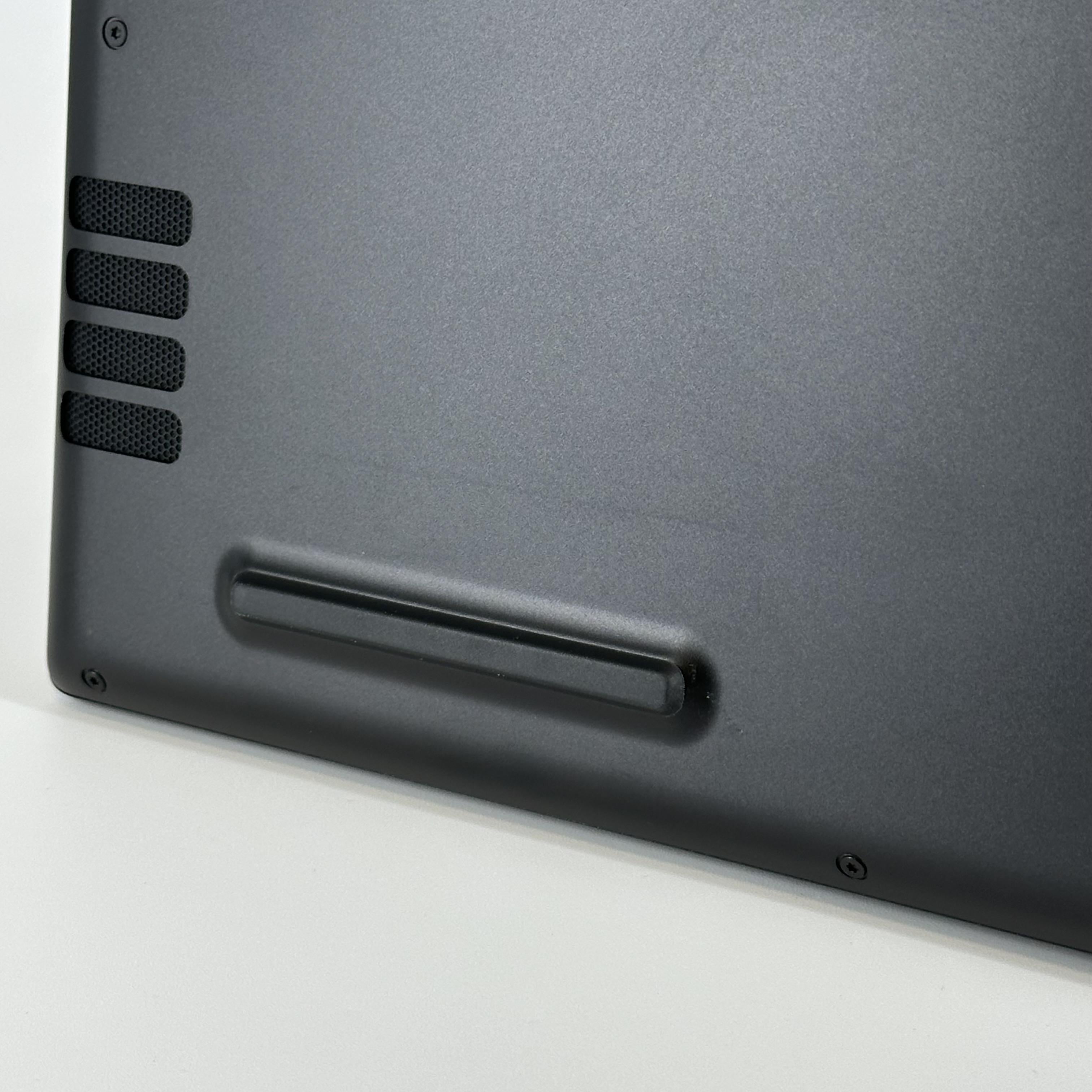 Razer Blade 18 2024 Black 2.2 GHz Intel Core i9 14th Gen. 32GB RAM 2TB Solid State Drive NVIDIA GeForce RTX 4090 16 GB