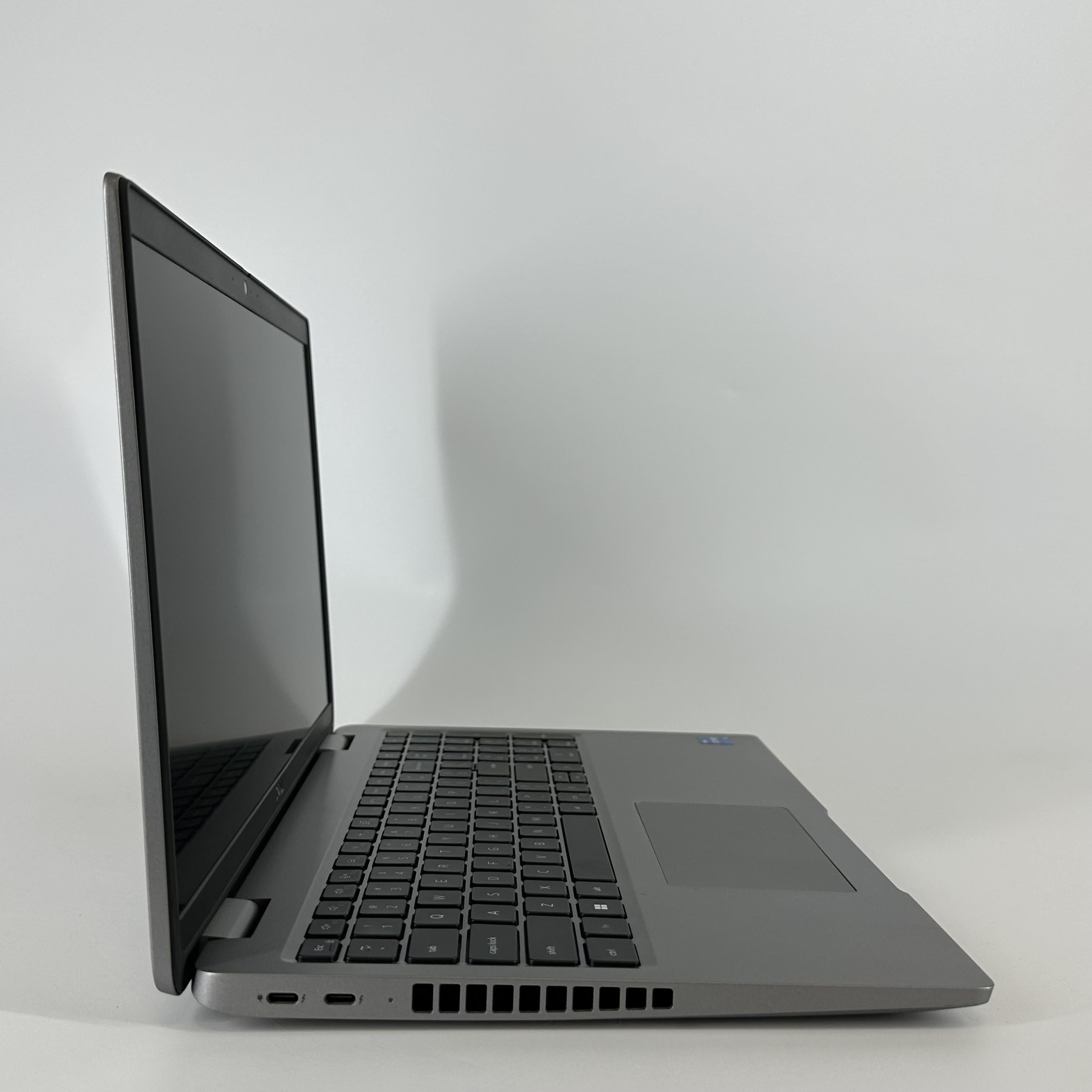 Dell Latitude 5540 15.6 Gray 1.3 GHz Intel Core i5 13th Gen. 8GB RAM 256GB Solid State Drive