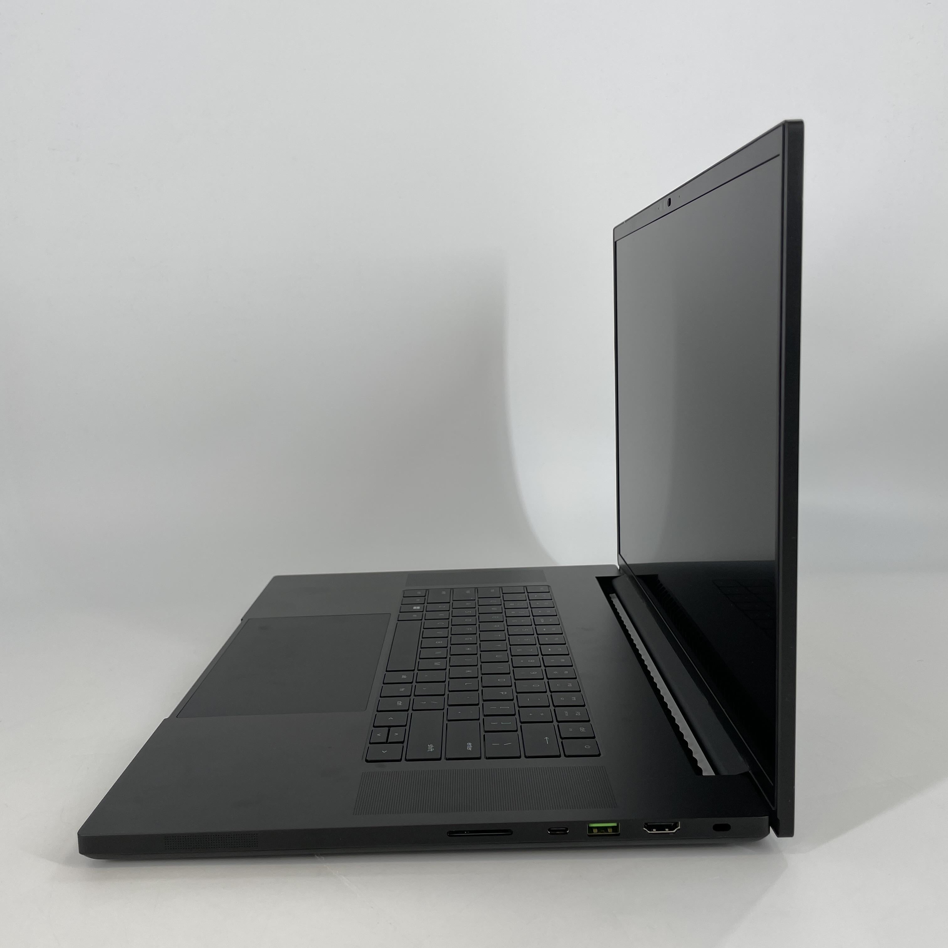 Razer Blade 18 2024 Black 2.2 GHz Intel Core i9 14th Gen. 32GB RAM 2TB Solid State Drive NVIDIA GeForce RTX 4090 16 GB