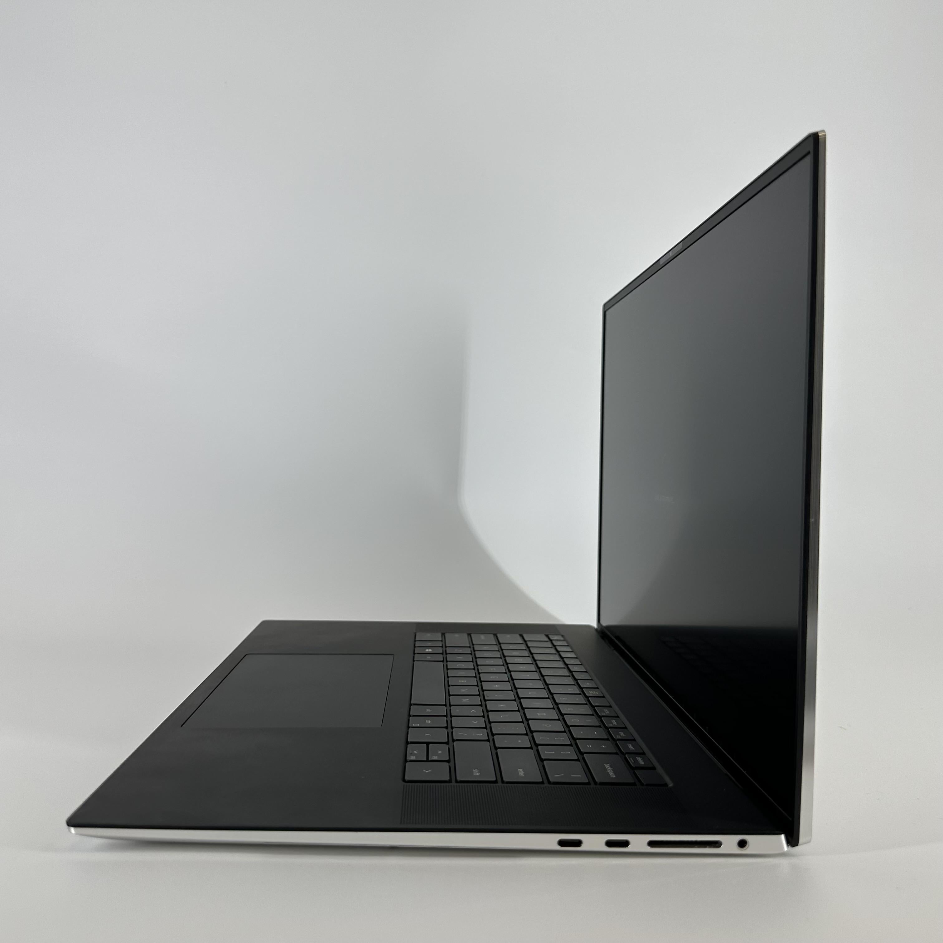 Dell XPS 17 9710 Silver 2.3 GHz Intel Core i7 11th Gen. 16GB RAM 512GB Solid State Drive NVIDIA GeForce RTX 3050 4 GB