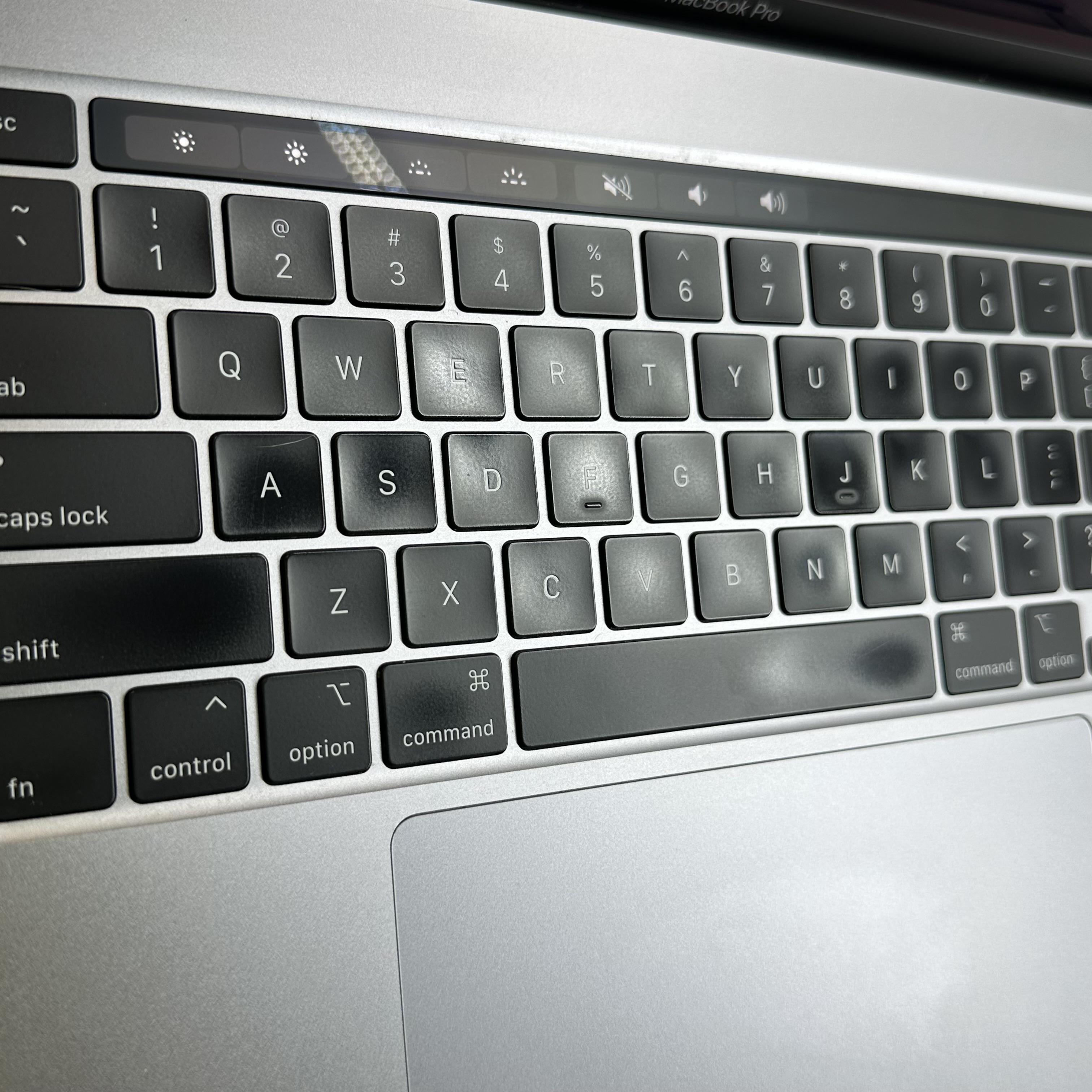Apple MacBook Pro 16 Touch Bar 2019 Space Gray 2.4 GHz Intel Core i9 9th Gen. 32GB RAM 1TB Solid State Drive AMD Radeon Pro 5500M 8 GB
