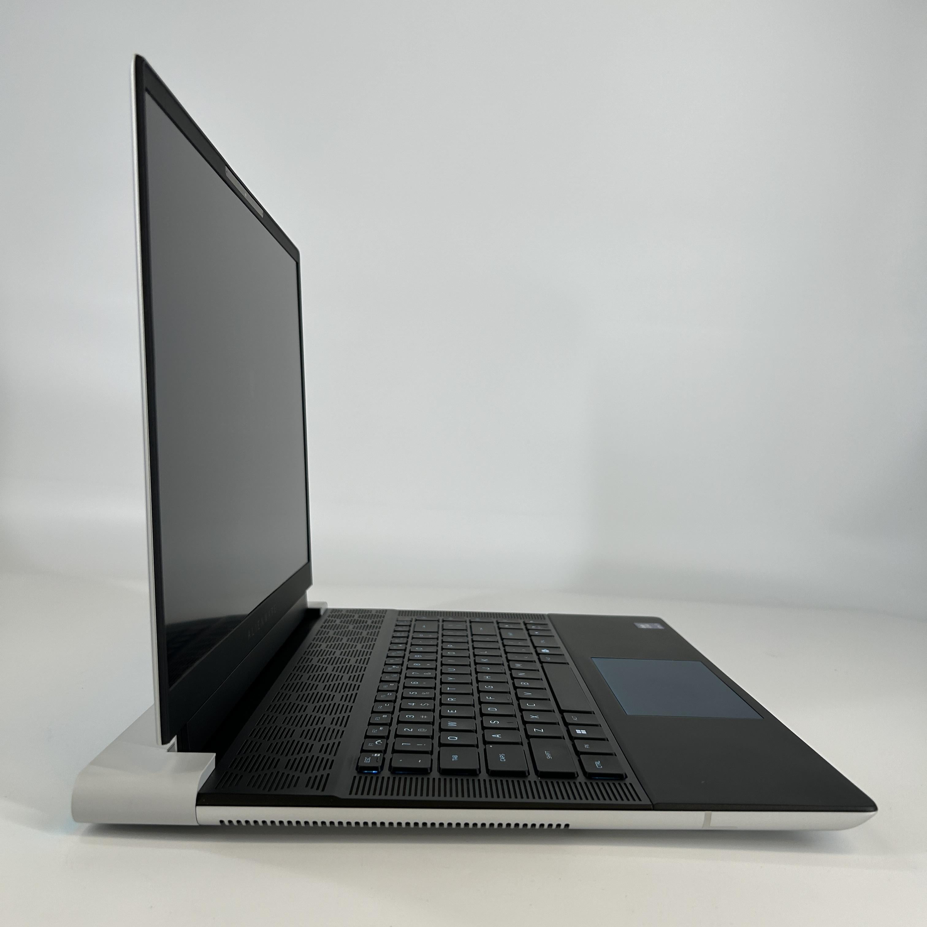 Dell Alienware X16 R2 Silver 2.3 GHz Intel Core Ultra 9 32GB RAM 1TB Solid State Drive NVIDIA GeForce RTX 4080 12 GB