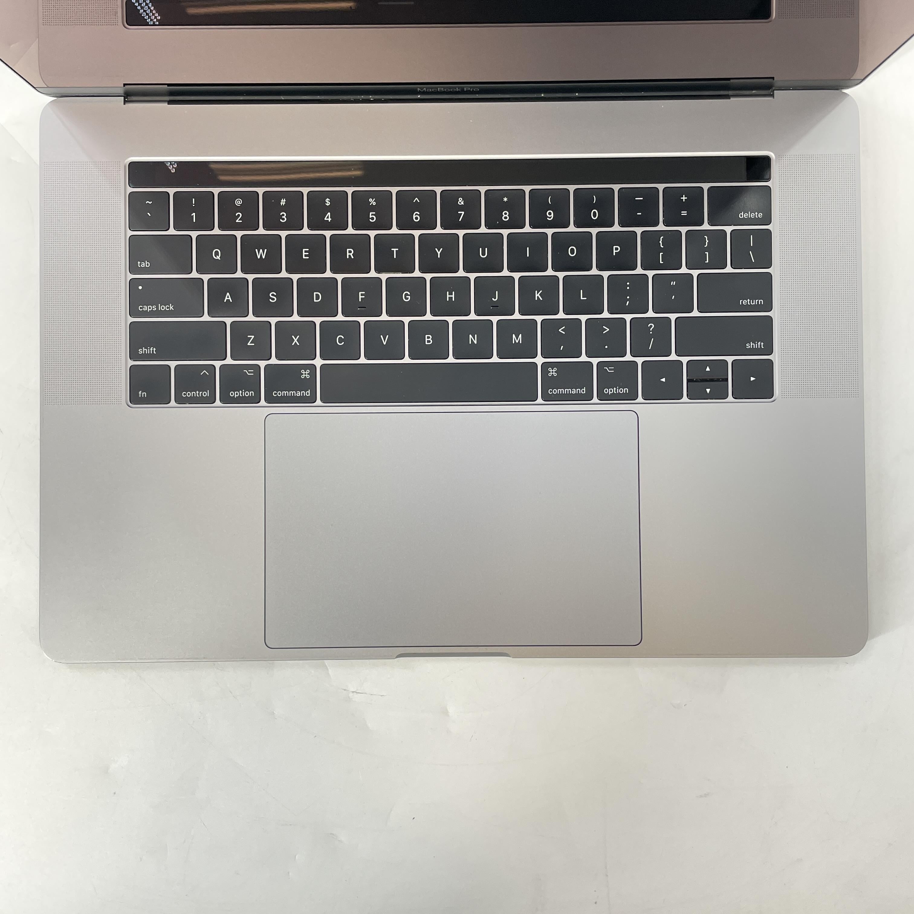 Apple MacBook Pro 15 Touch Bar 2017 Space Gray 3.1 GHz Intel Core i7 7th Gen. 16GB RAM 512GB Solid State Drive AMD Radeon Pro 560 4 GB