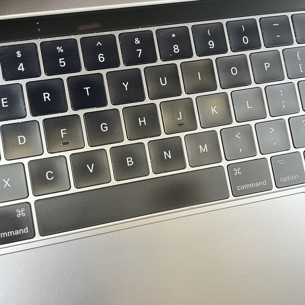 Apple MacBook Pro 15 Touch Bar 2017 Space Gray 3.1 GHz Intel Core i7 7th Gen. 16GB RAM 512GB Solid State Drive AMD Radeon Pro 560 4 GB