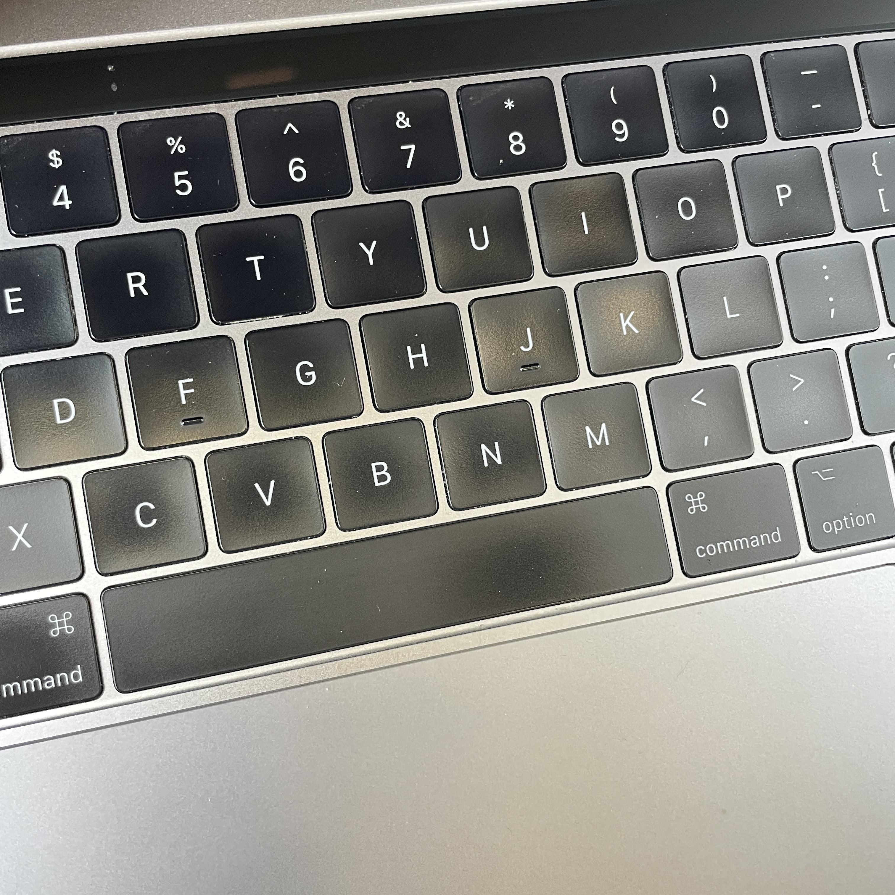 Apple MacBook Pro 15 Touch Bar 2017 Space Gray 3.1 GHz Intel Core i7 7th Gen. 16GB RAM 512GB Solid State Drive AMD Radeon Pro 560 4 GB