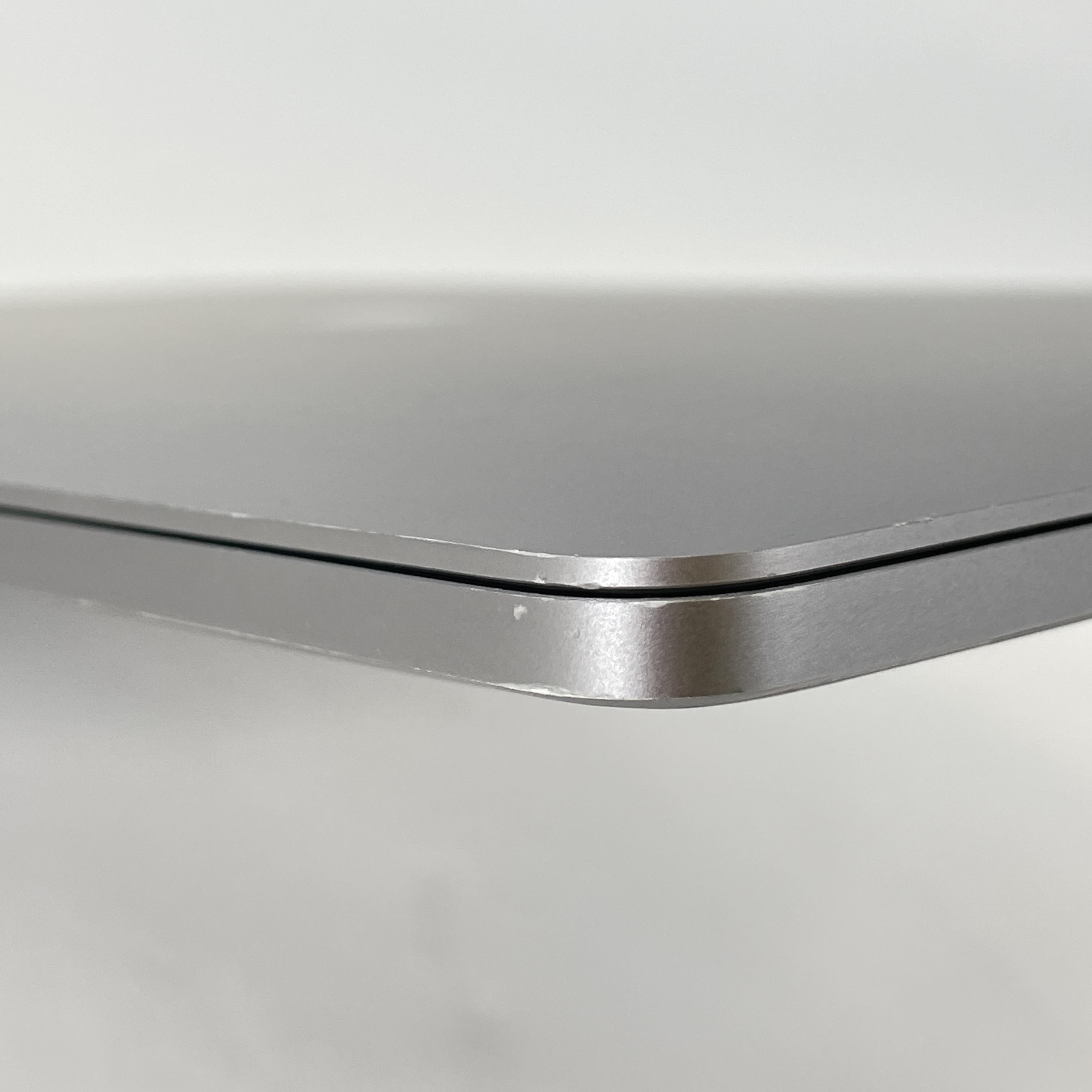 Apple MacBook Pro 15 Touch Bar 2017 Space Gray 3.1 GHz Intel Core i7 7th Gen. 16GB RAM 512GB Solid State Drive AMD Radeon Pro 560 4 GB