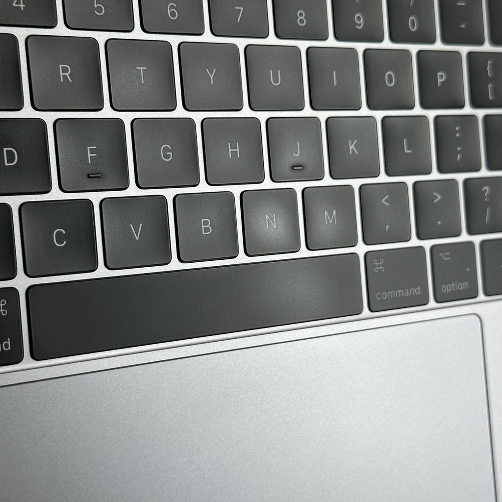 Apple MacBook Pro 15 Touch Bar 2017 Space Gray 2.9 GHz Intel Core i7 7th Gen. 16GB RAM 1TB Solid State Drive AMD Radeon Pro 560 4 GB