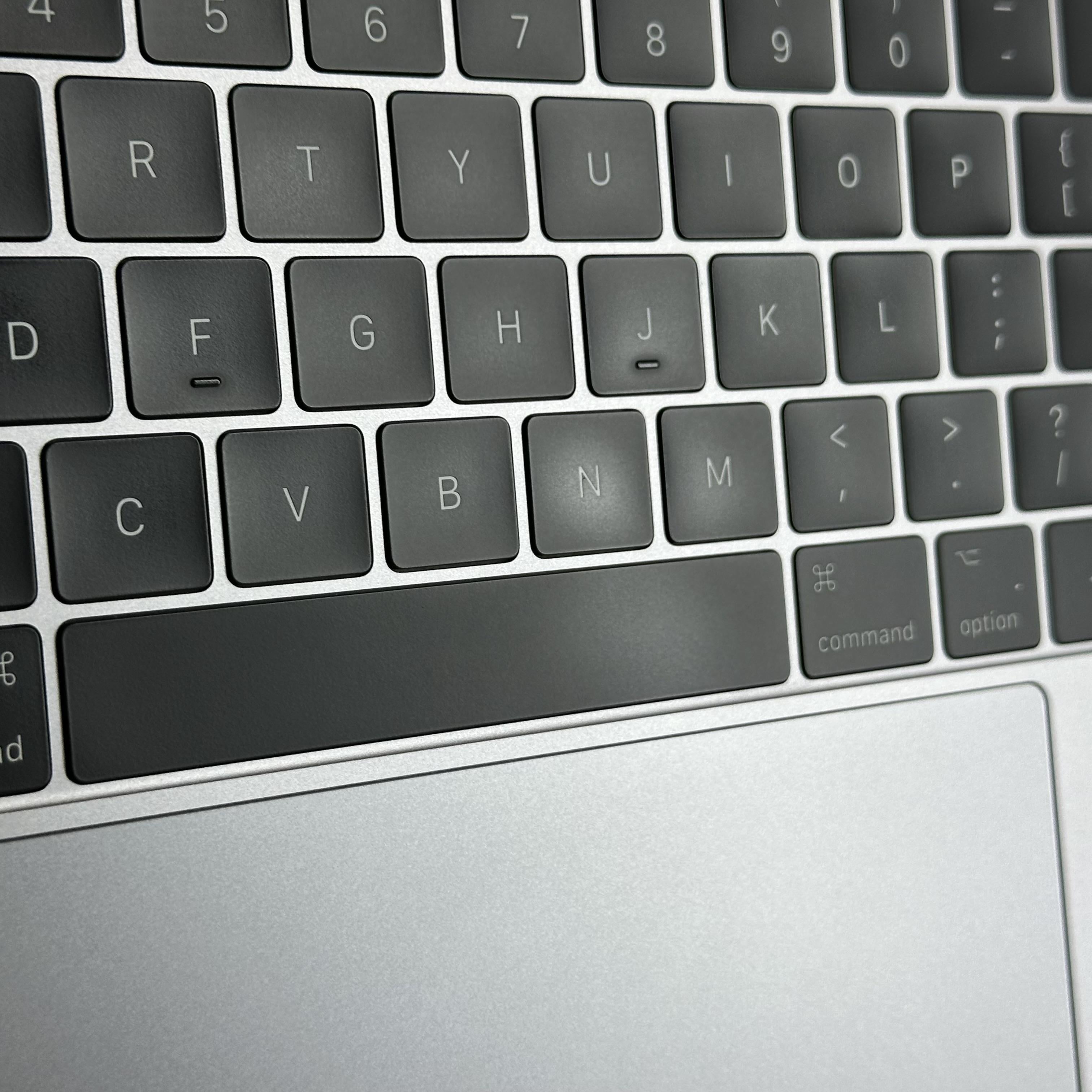 Apple MacBook Pro 15 Touch Bar 2017 Space Gray 2.9 GHz Intel Core i7 7th Gen. 16GB RAM 1TB Solid State Drive AMD Radeon Pro 560 4 GB