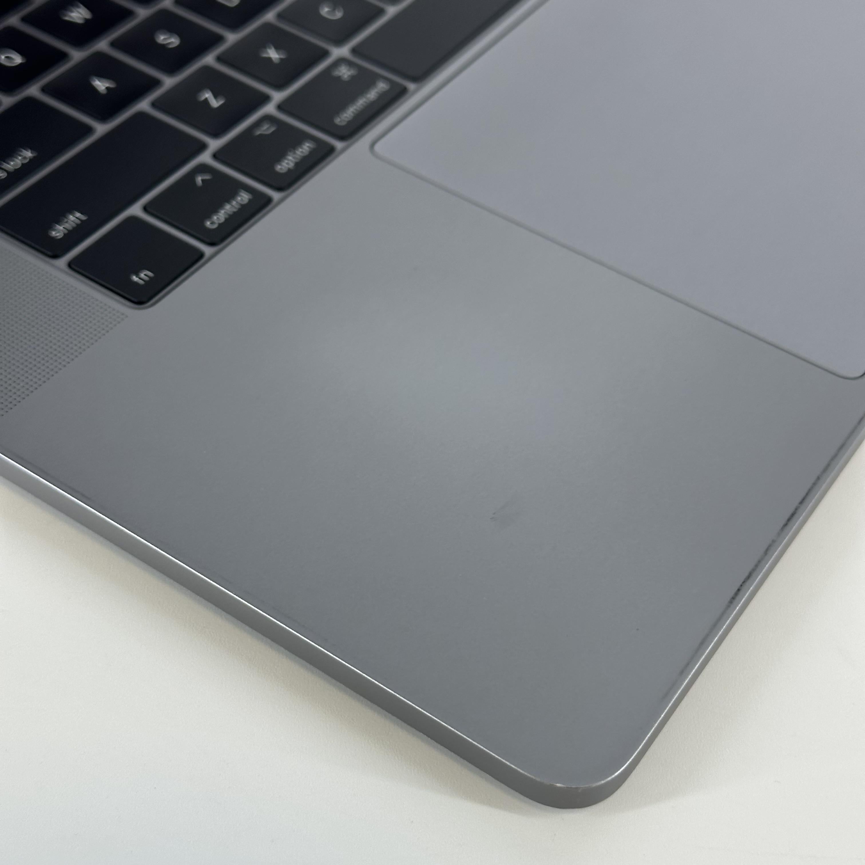 Apple MacBook Pro 15 Touch Bar 2017 Space Gray 2.9 GHz Intel Core i7 7th Gen. 16GB RAM 1TB Solid State Drive AMD Radeon Pro 560 4 GB