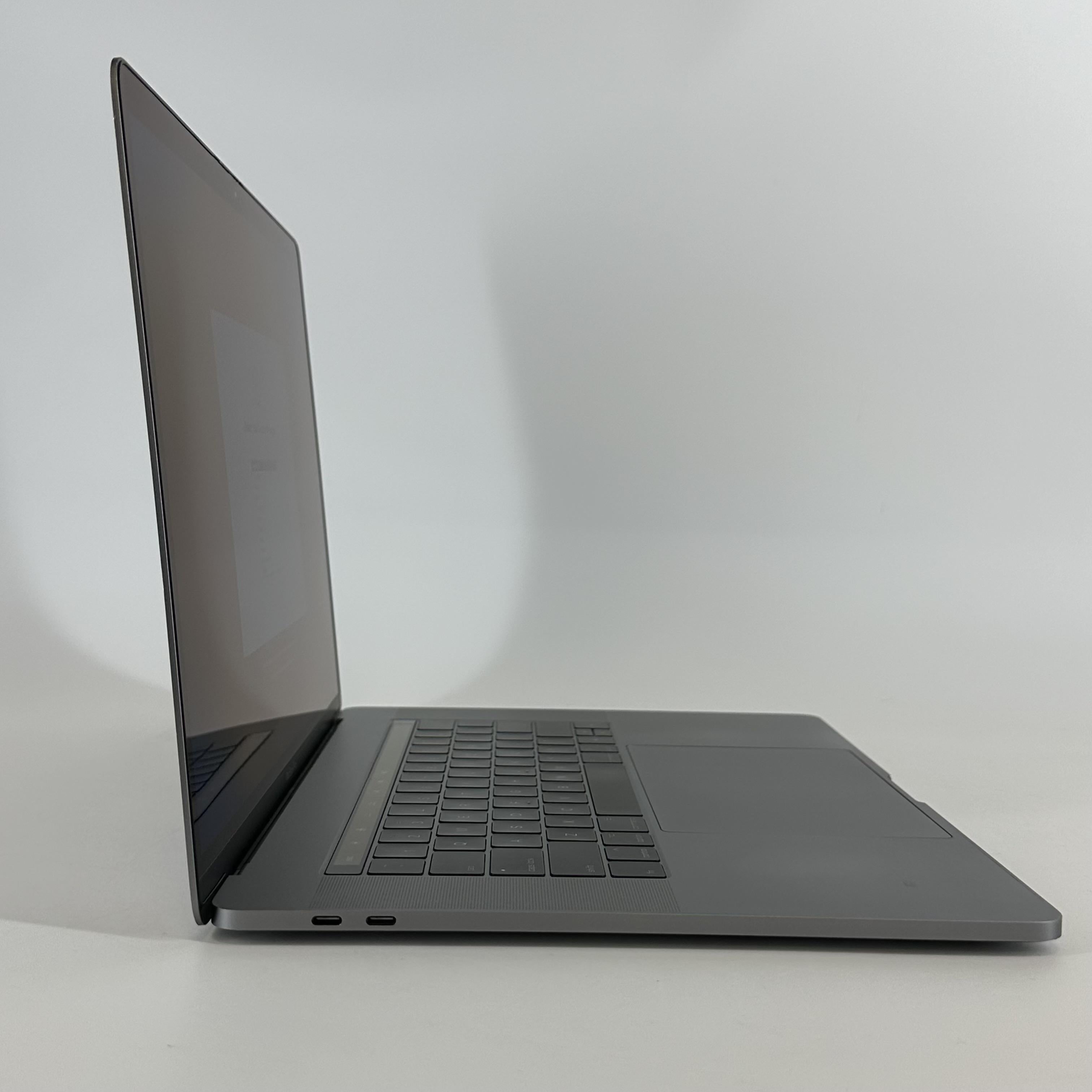Apple MacBook Pro 15 Touch Bar 2017 Space Gray 2.9 GHz Intel Core i7 7th Gen. 16GB RAM 1TB Solid State Drive AMD Radeon Pro 560 4 GB