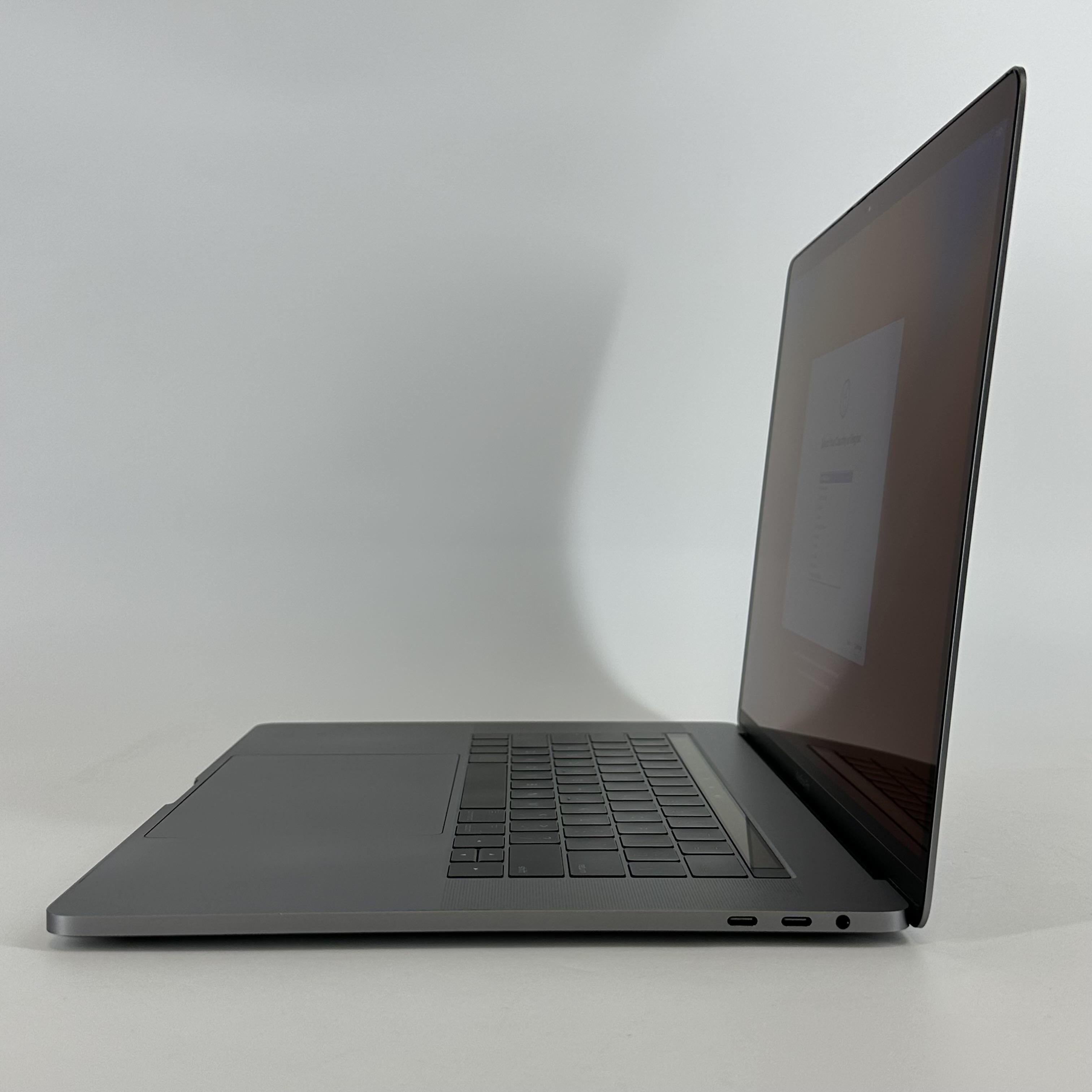 Apple MacBook Pro 15 Touch Bar 2017 Space Gray 2.9 GHz Intel Core i7 7th Gen. 16GB RAM 1TB Solid State Drive AMD Radeon Pro 560 4 GB