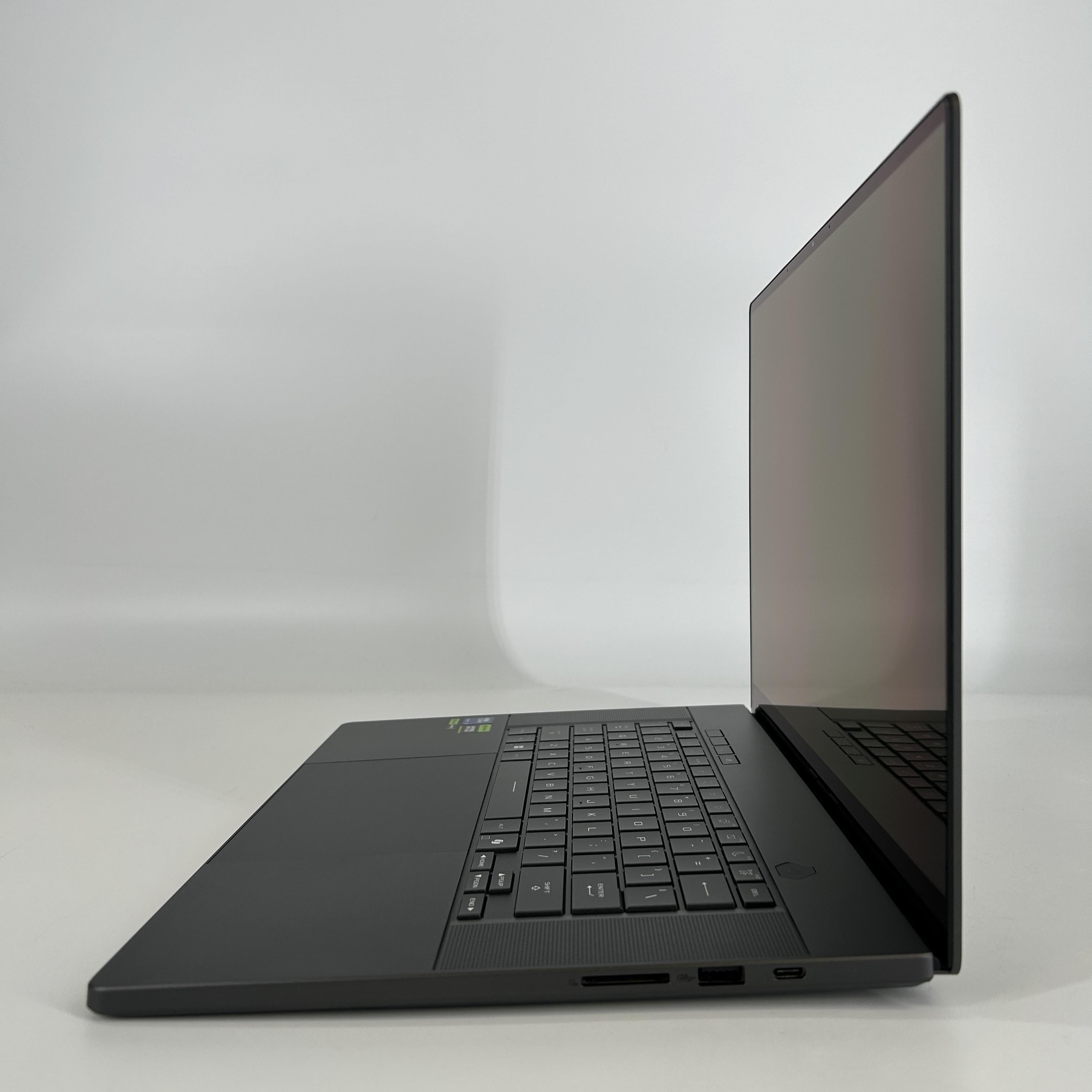 Asus ROG Zephyrus G16 GU605 16 Black 2.9 GHz Intel Core Ultra 9 Series 2 16GB RAM 1TB Solid State Drive NVIDIA GeForce RTX 5070 8 GB