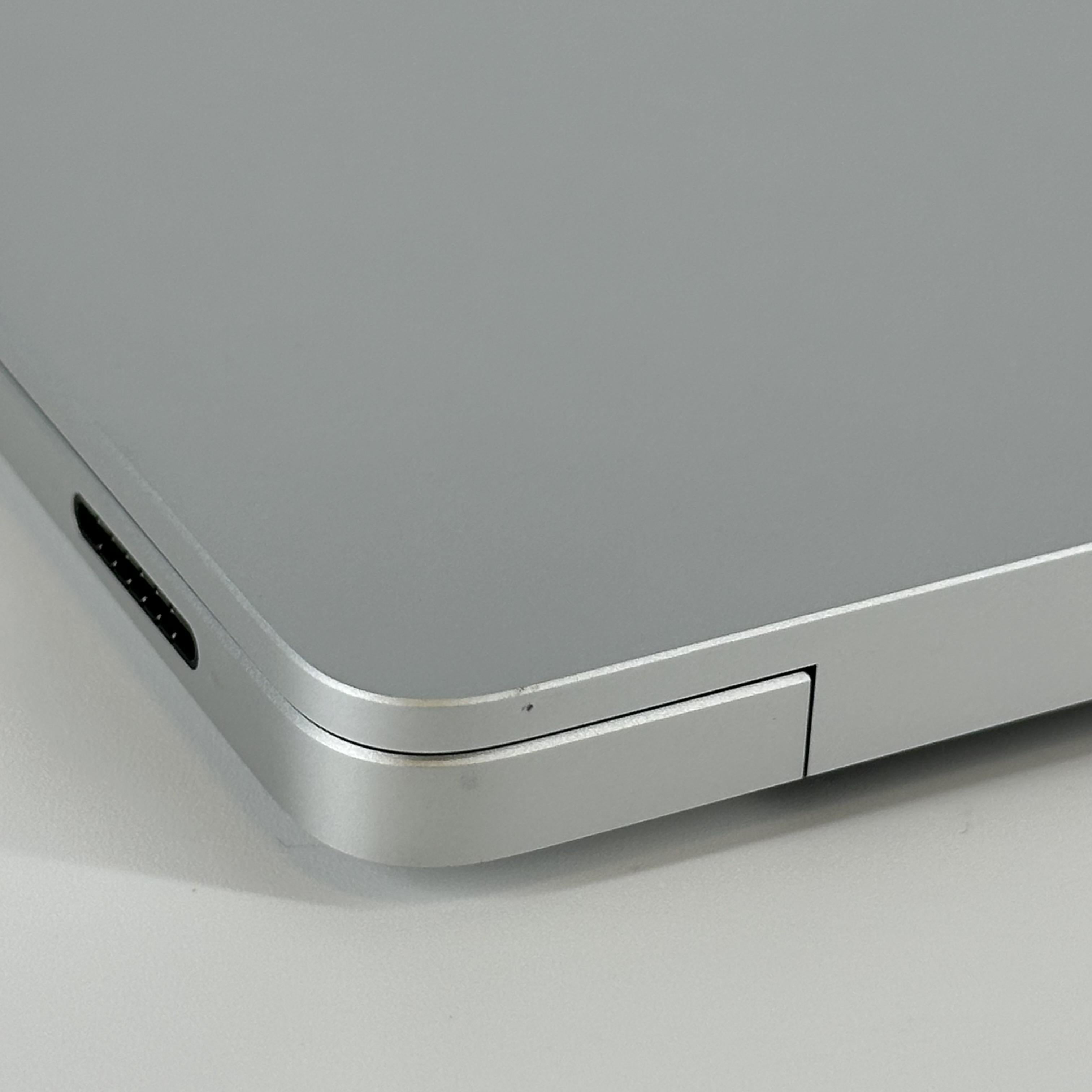 Microsoft Surface Laptop 7 13.8 Platinum WiFi 2.2 GHz Intel Core Ultra 7 Series 2 32GB RAM 512GB Solid State Drive
