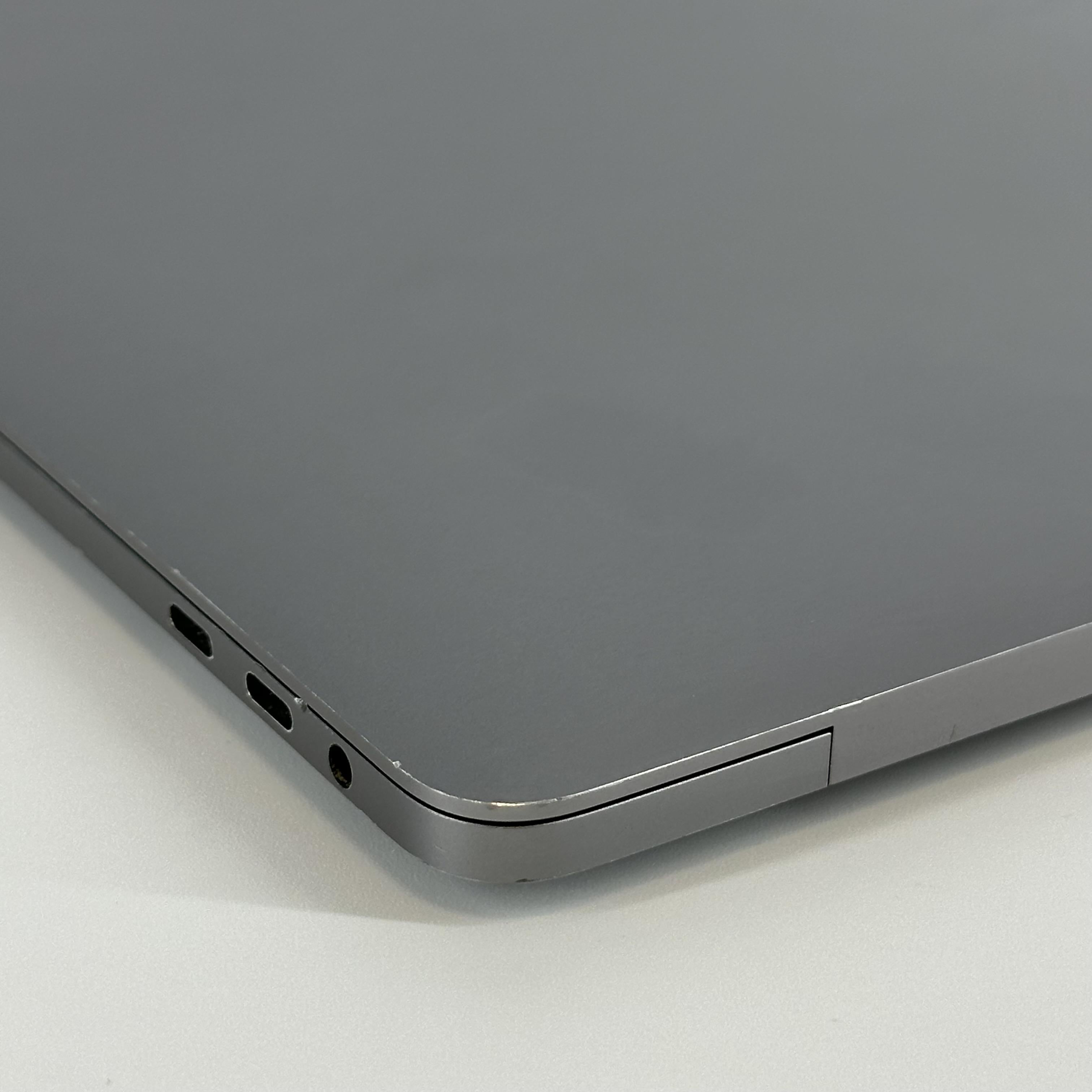 Apple MacBook Pro 15 Touch Bar 2018 Space Gray 2.9 GHz Intel Core i9 8th Gen. 32GB RAM 1TB Solid State Drive AMD Radeon Pro 560X 4 GB
