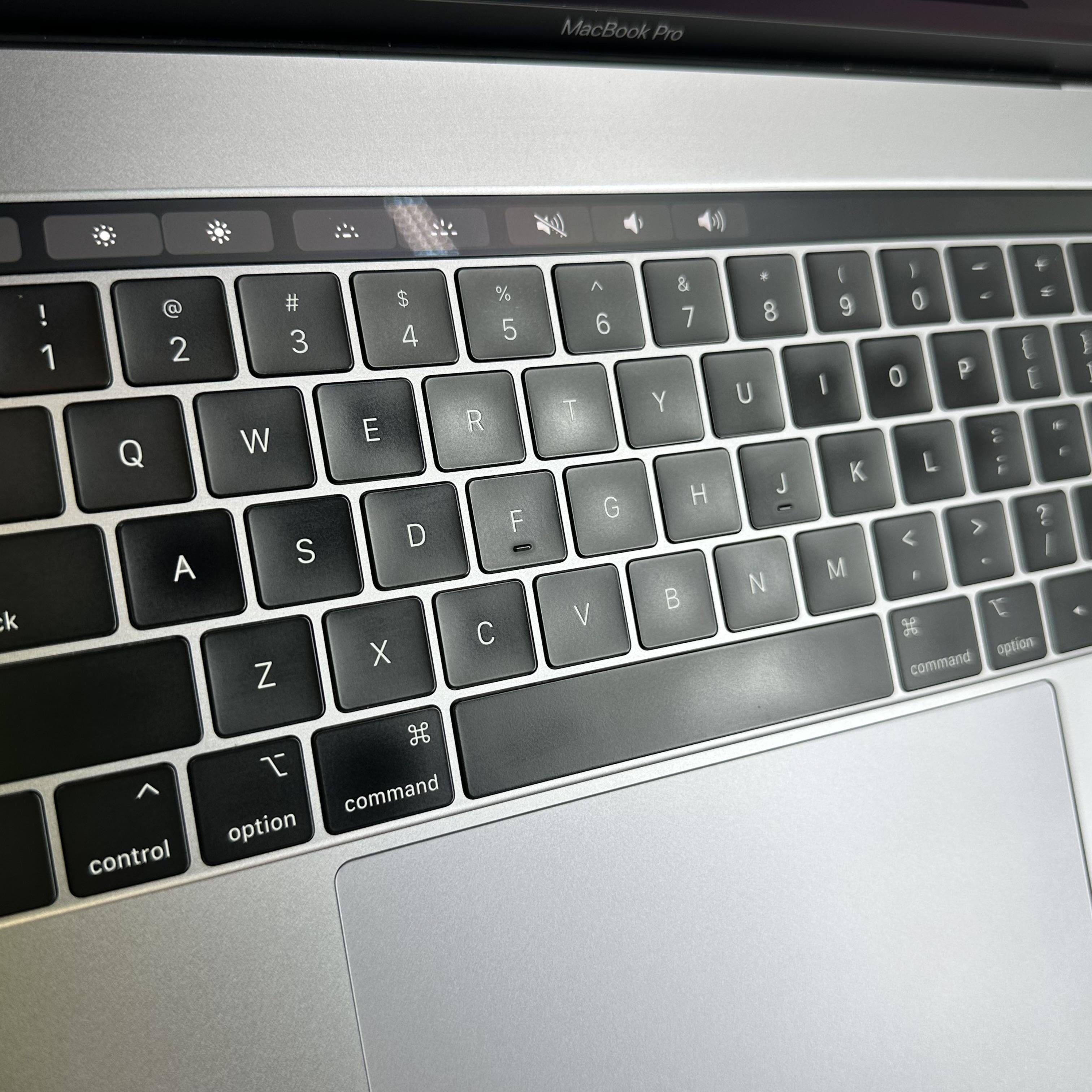 Apple MacBook Pro 15 Touch Bar 2018 Space Gray 2.9 GHz Intel Core i9 8th Gen. 32GB RAM 1TB Solid State Drive AMD Radeon Pro 560X 4 GB