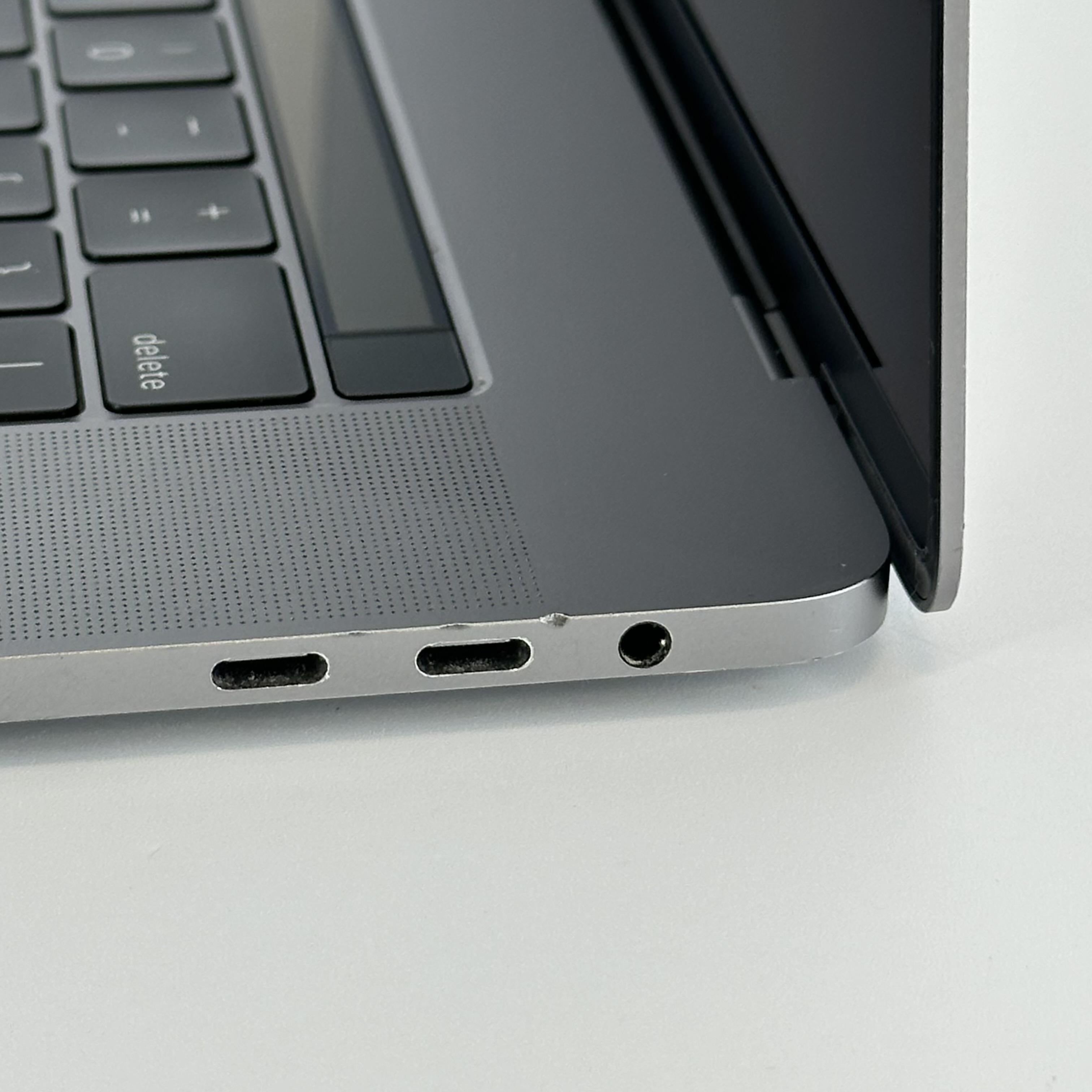 Apple MacBook Pro 15 Touch Bar 2018 Space Gray 2.9 GHz Intel Core i9 8th Gen. 32GB RAM 1TB Solid State Drive AMD Radeon Pro 560X 4 GB