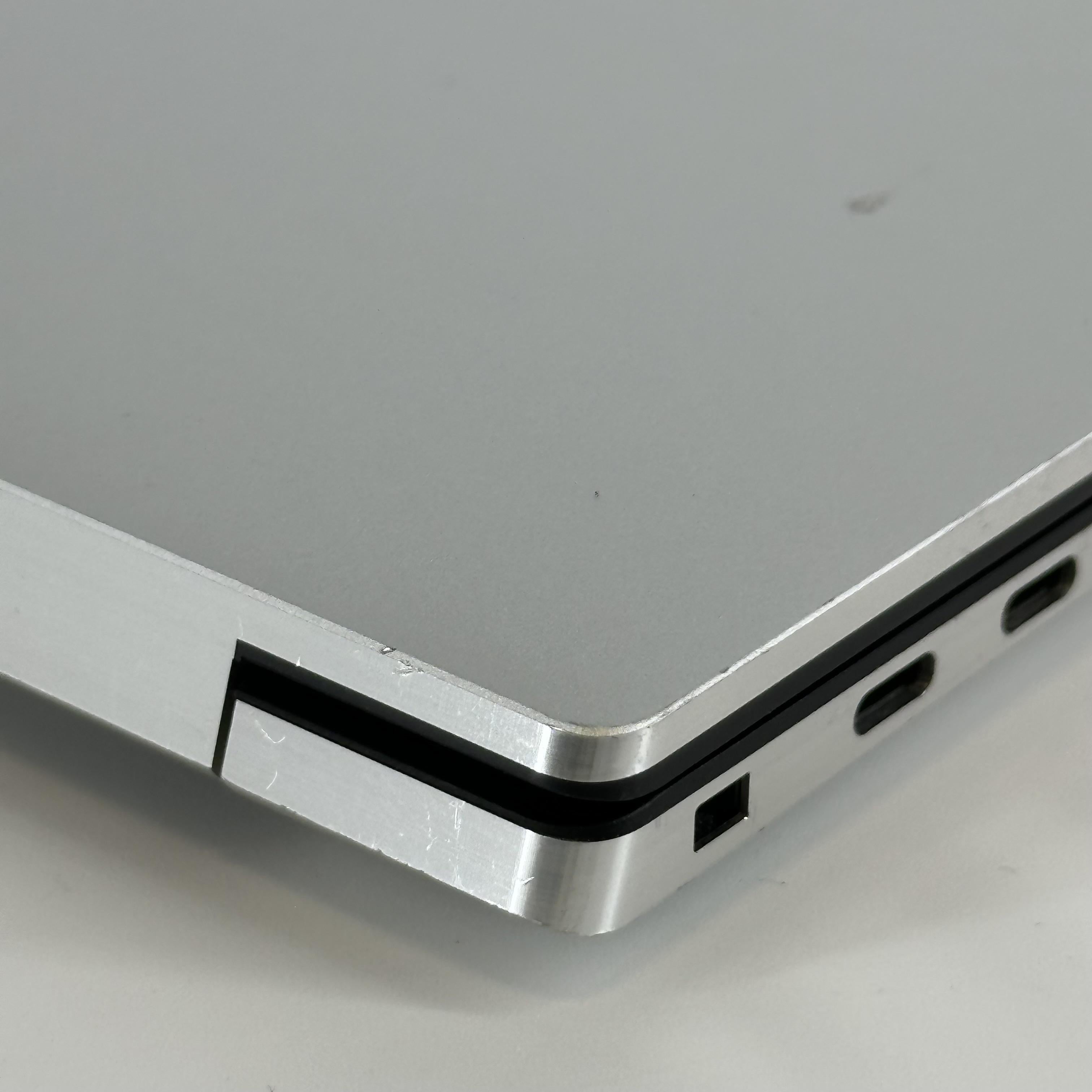 Dell XPS 15 9520 Silver 2.5 GHz Intel Core i9 12th Gen. 64GB RAM 1TB Solid State Drive NVIDIA GeForce RTX 3050 Ti 4 GB