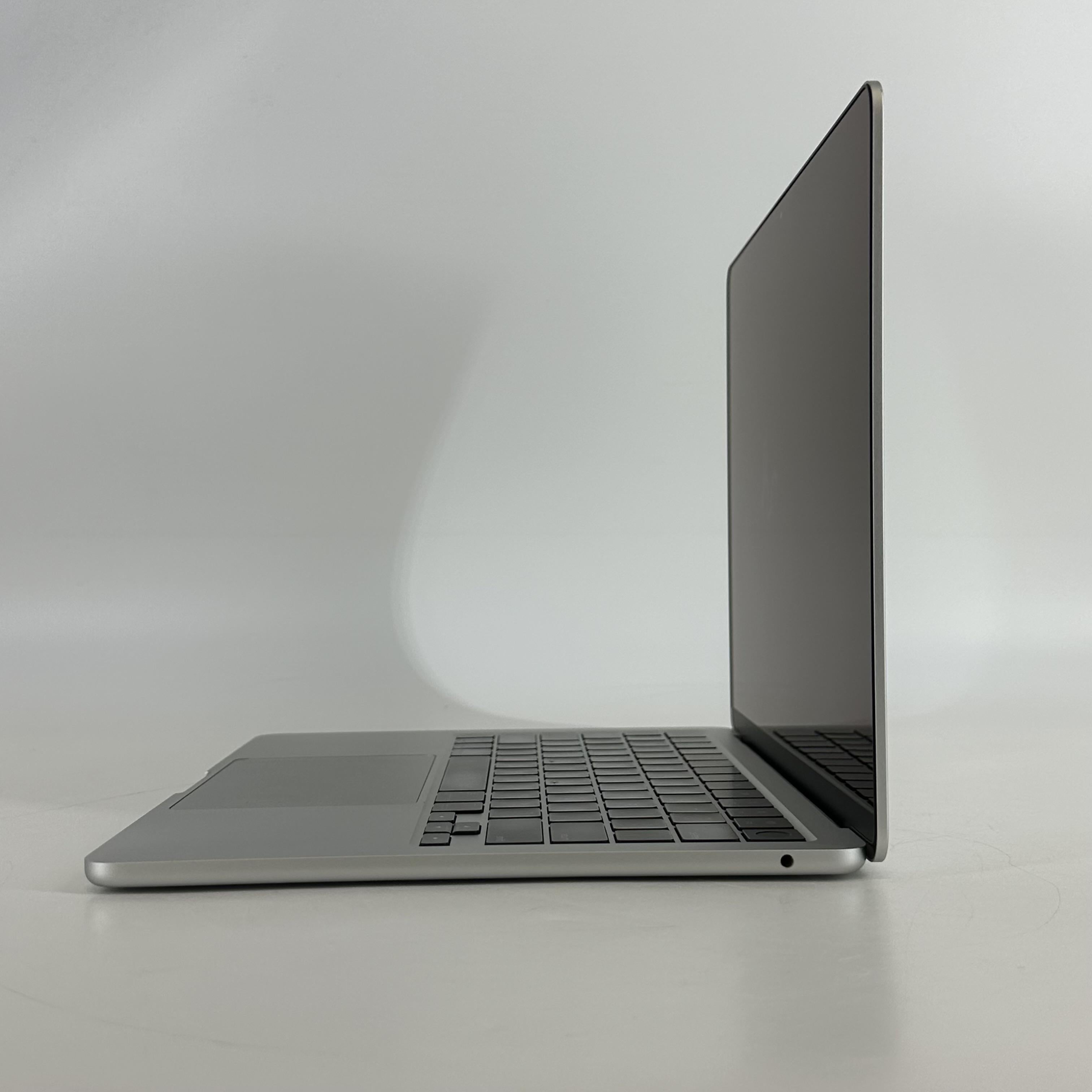 Apple MacBook Air 13 2022 Silver 3.49 GHz M2 8-Core CPU 8GB Unified Memory 256GB Solid State Drive 8-Core GPU
