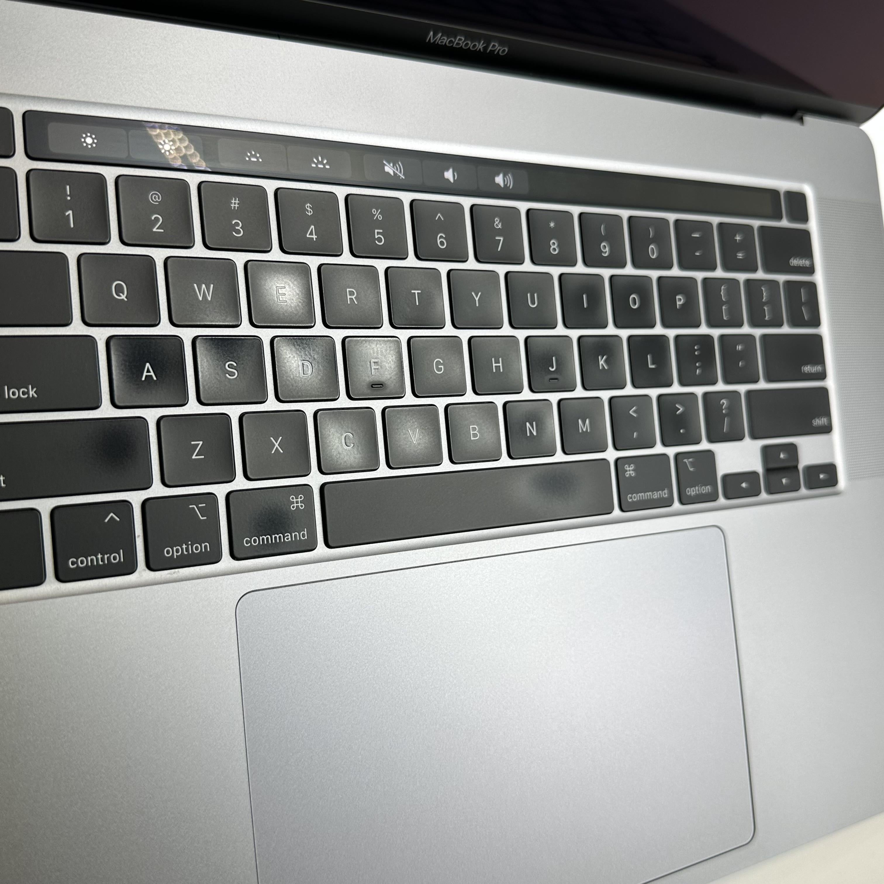 Apple MacBook Pro 16 Touch Bar 2019 Space Gray 2.6 GHz Intel Core i7 9th Gen. 32GB RAM 512GB Solid State Drive AMD Radeon Pro 5500M 4 GB