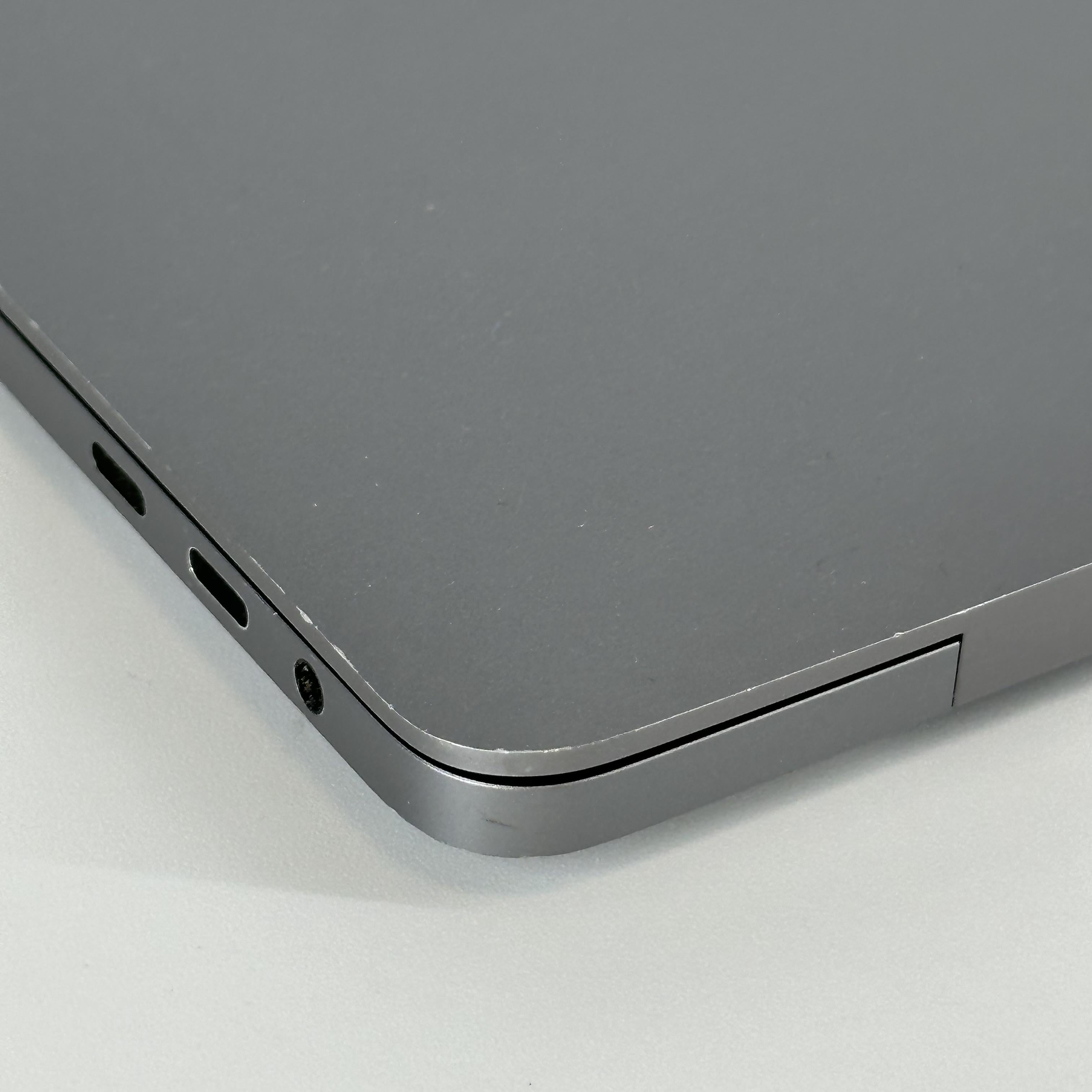 Apple MacBook Pro 16 Touch Bar 2019 Space Gray 2.6 GHz Intel Core i7 9th Gen. 32GB RAM 512GB Solid State Drive AMD Radeon Pro 5500M 4 GB