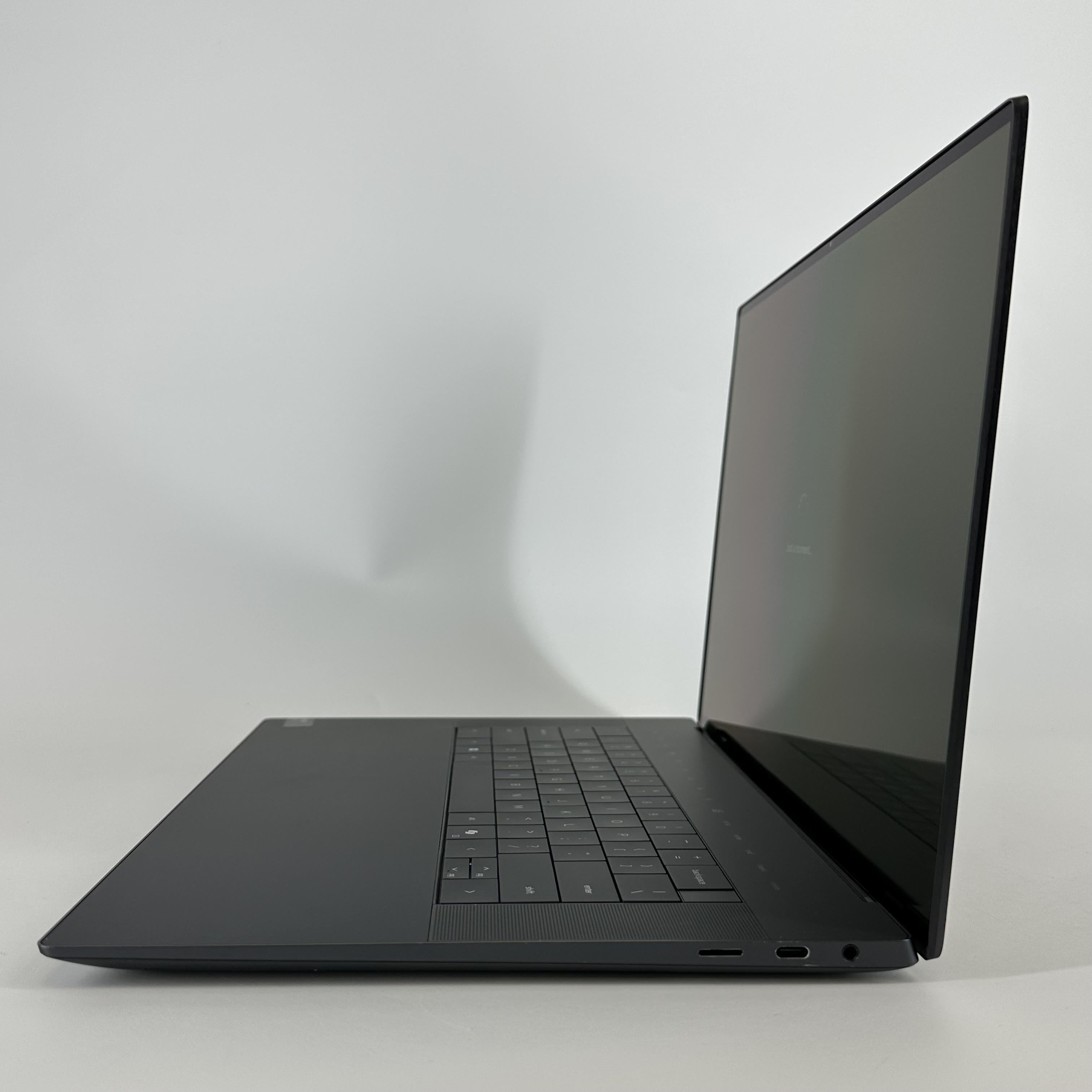 Dell XPS 16 9640 Graphite 3.8 GHz Intel Core Ultra 7 32GB RAM 1TB Solid State Drive NVIDIA GeForce RTX 4060 8 GB