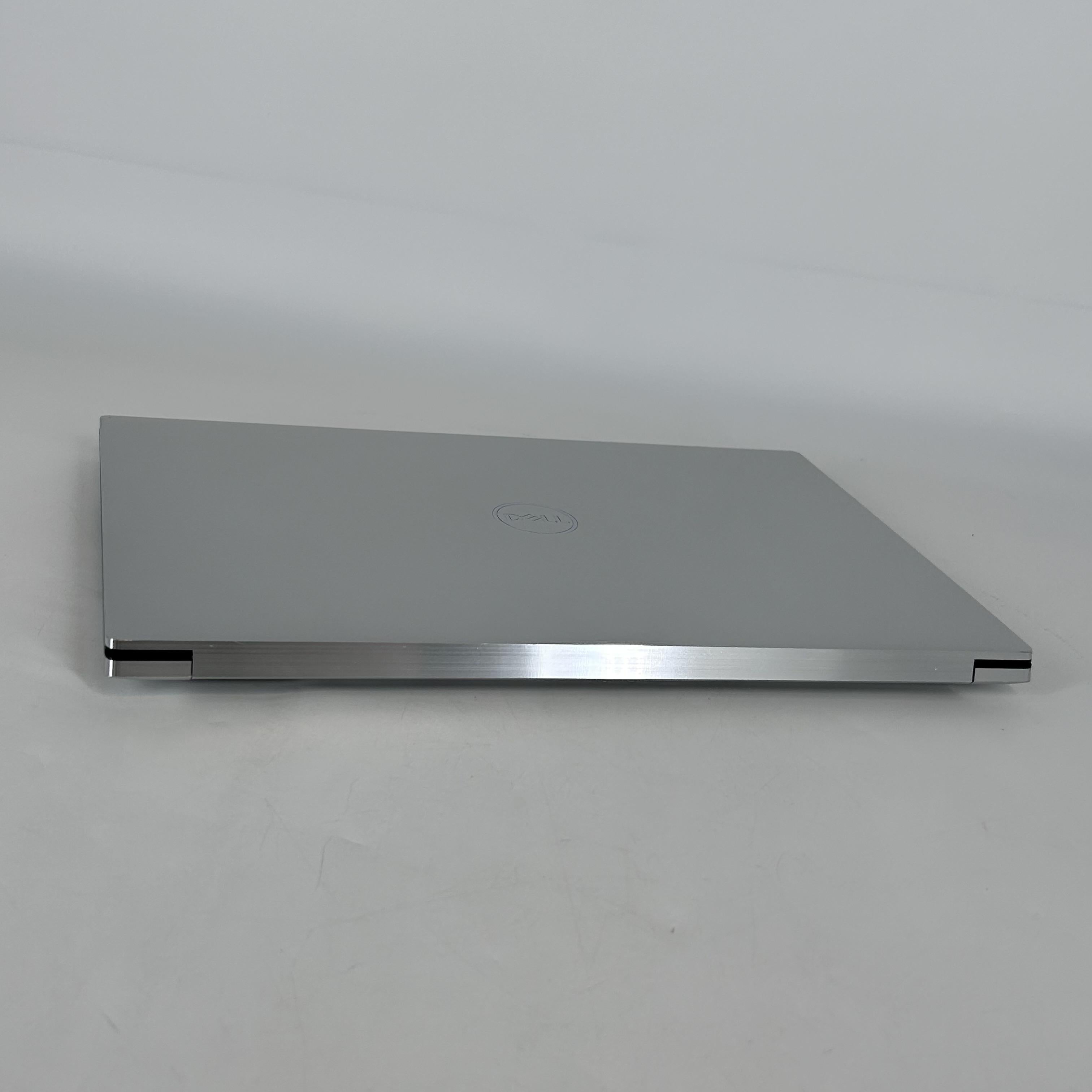 Dell XPS 15 9520 Silver 2.3 GHz Intel Core i7 12th Gen. 32GB RAM 1TB Solid State Drive